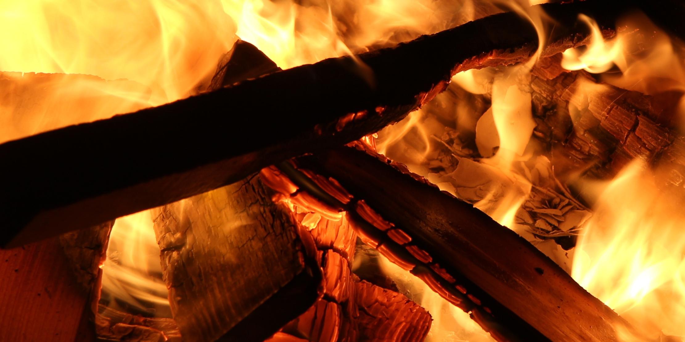 Osterfeuer werden zu Ostern in der Liturgie der Kirche und vielerorts aufgrund verschiedener Bräuche entfacht.