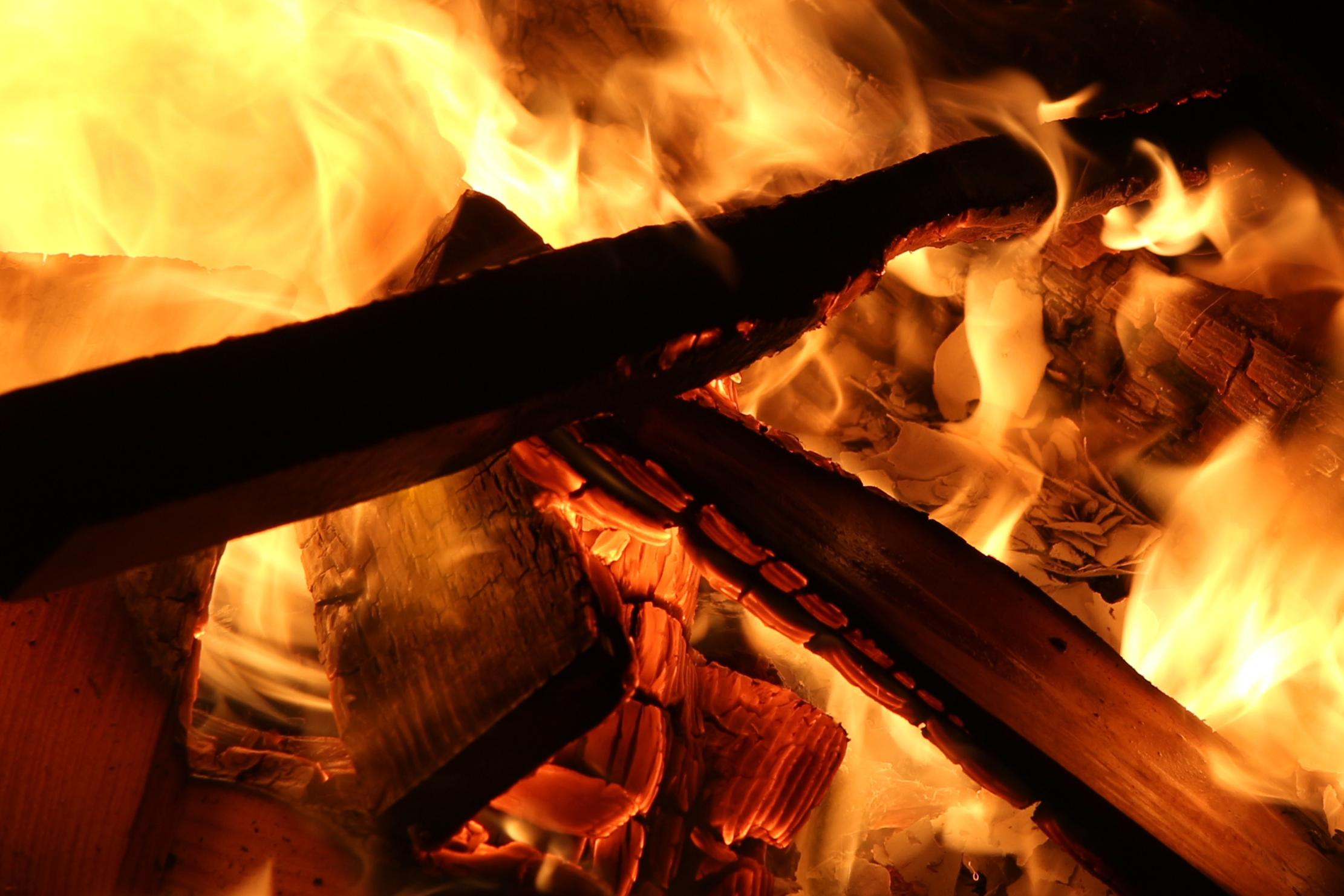 Osterfeuer werden zu Ostern in der Liturgie der Kirche und vielerorts aufgrund verschiedener Bräuche entfacht.