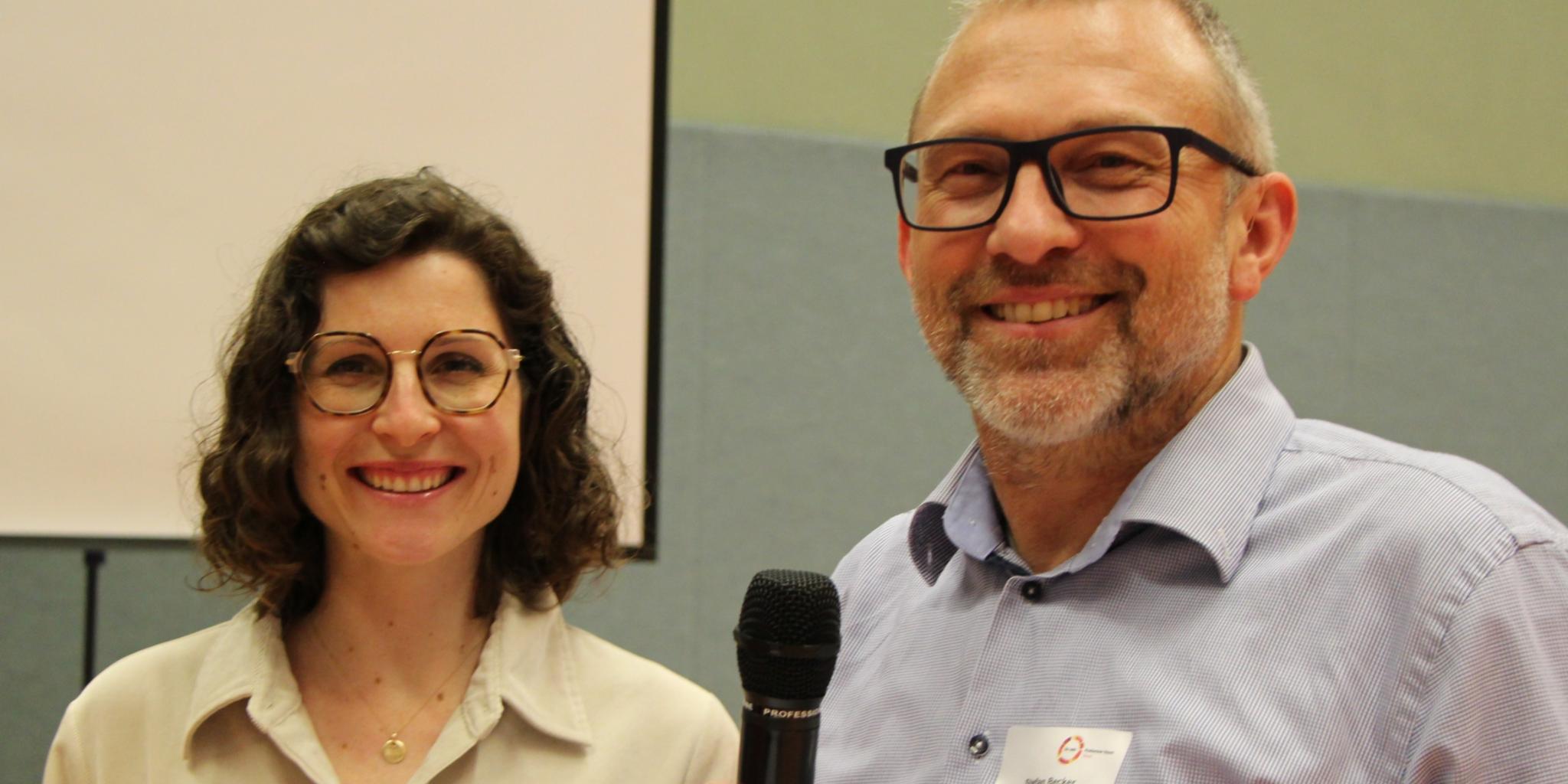 Auf dem Foto zu sehen sind Melina Mauren und Stefan Becker, die Organisatoren und Moderatoren der Synodalversammlung des Pastoralen Raums Daun zum Thema Einsamkeit
