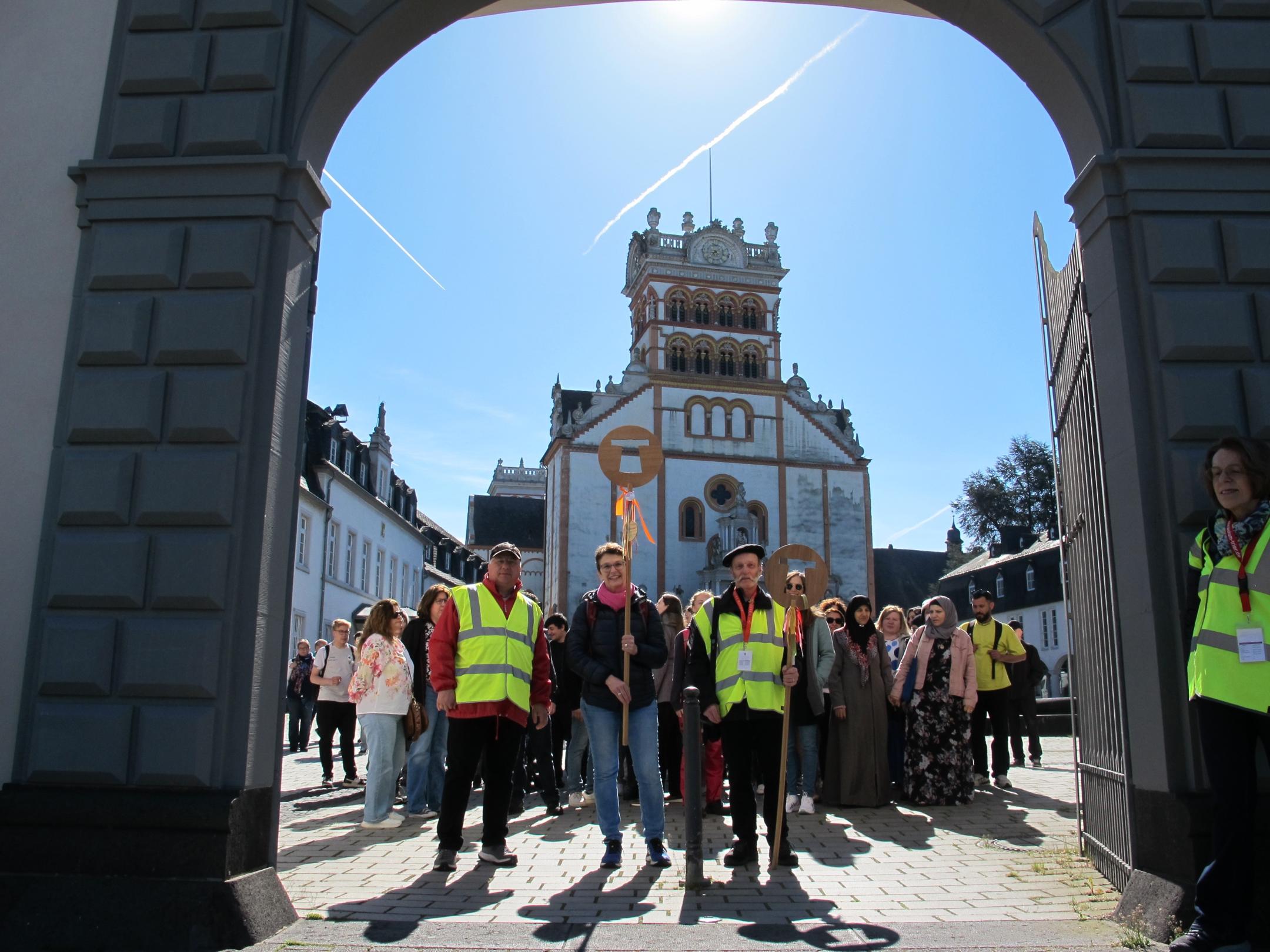 Gruppenfoto vor der Abtei St. Matthias