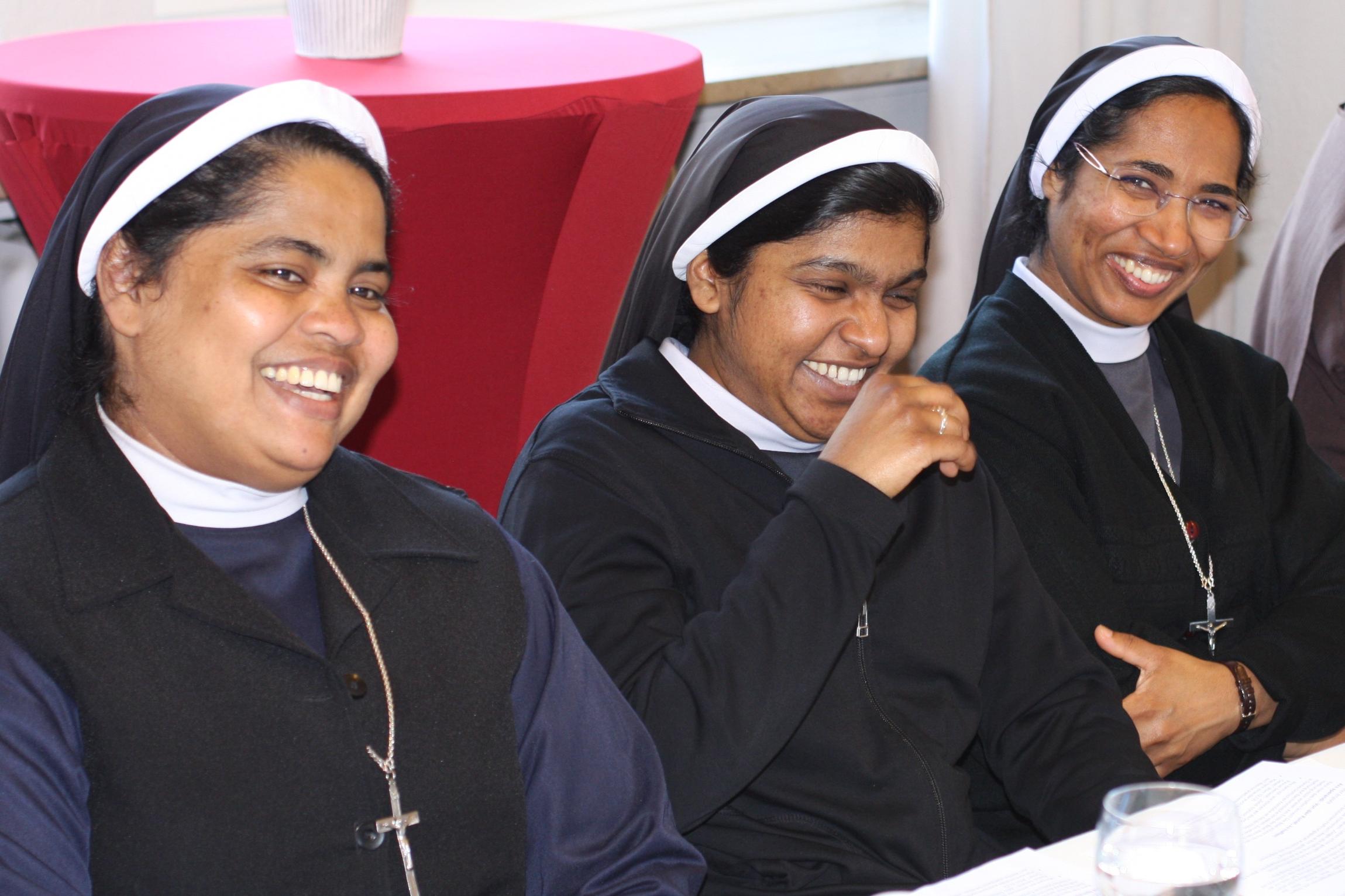 3 Nonnen sitzen gut gelaunt im Begegnungszelt