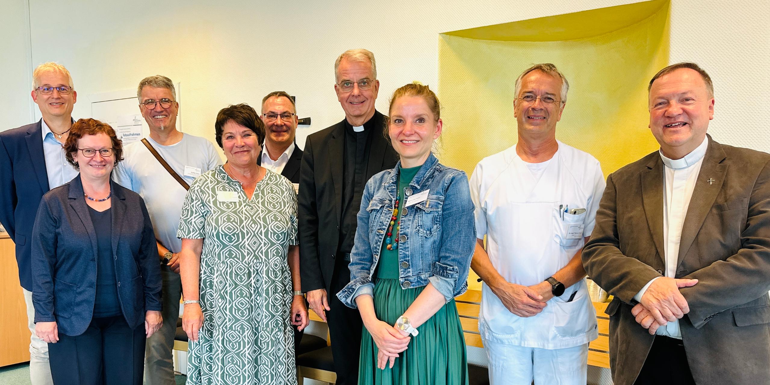 Weihbischof Peters mit der Klinikleitung und Mitarbeitenden des Pastoralen Raums Bitburg: (V.l.n.r.: Pastoralereferent Dyrck Meyer, Referentin des Weihbischofs Katja Neff, Krankenhaus-Seelsorger Steffen Stutz, Kaufmännische Leiterin Ilona Schlachter-Seimetz, Hausoberer Alexander Eberl-Loof, Weihbischof Peters, stellvertretende Kaufmännische Leiterin Marie Luise Kießig, Ärztlicher Direktor Dr. Thomas Koch und Dekan Michael Becker