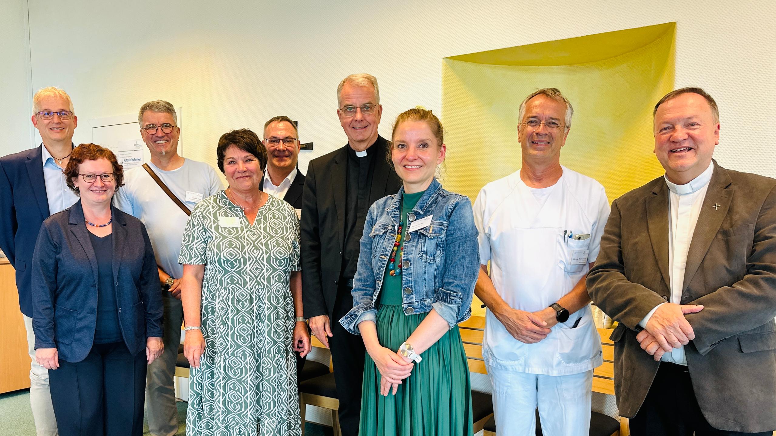 Weihbischof Peters mit der Klinikleitung und Mitarbeitenden des Pastoralen Raums Bitburg: (V.l.n.r.: Pastoralereferent Dyrck Meyer, Referentin des Weihbischofs Katja Neff, Krankenhaus-Seelsorger Steffen Stutz, Kaufmännische Leiterin Ilona Schlachter-Seimetz, Hausoberer Alexander Eberl-Loof, Weihbischof Peters, stellvertretende Kaufmännische Leiterin Marie Luise Kießig, Ärztlicher Direktor Dr. Thomas Koch und Dekan Michael Becker