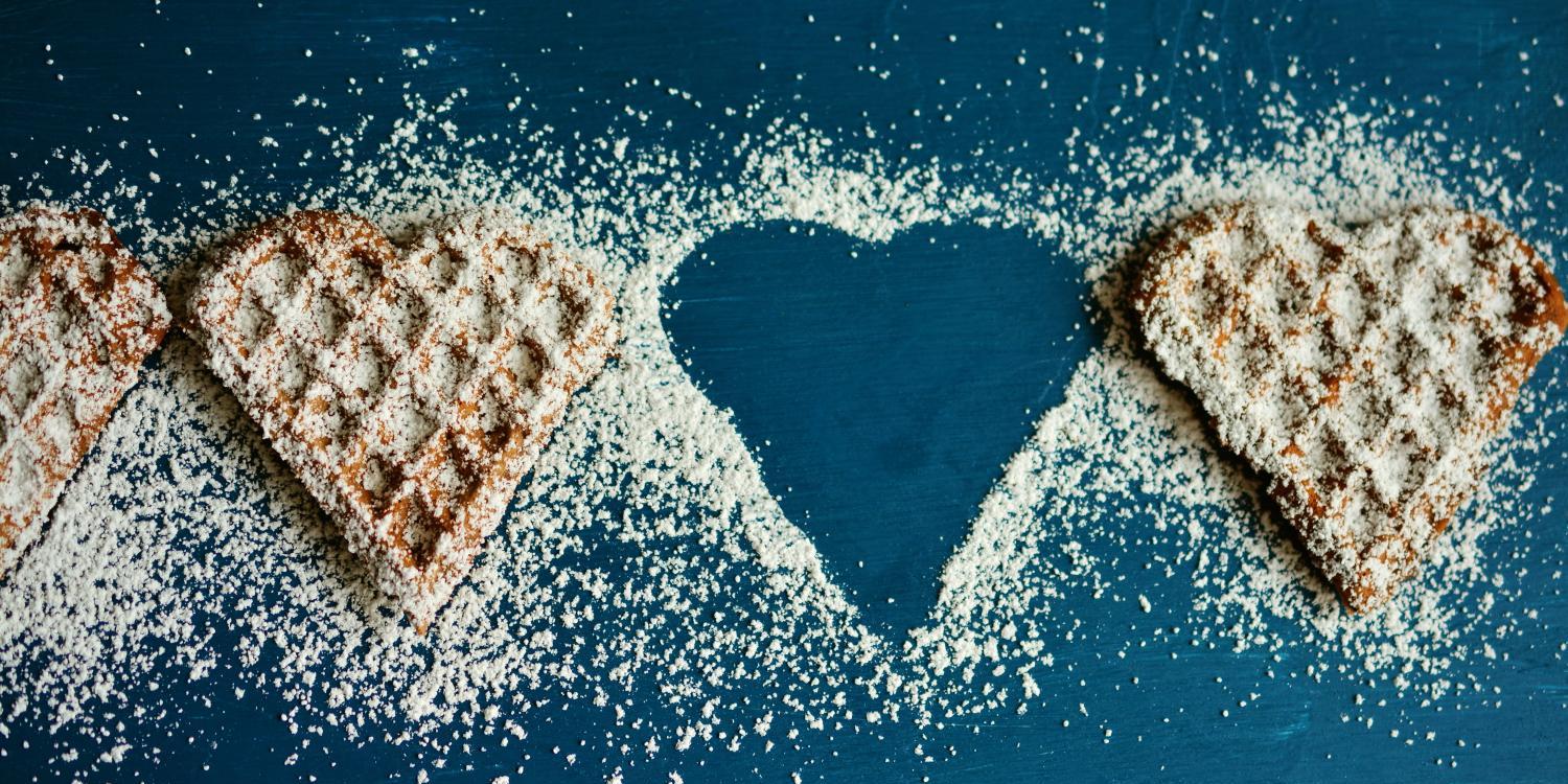 Kinder der örtlichen Kita verkaufen selbstgebackene Waffeln für den guten Zweck.