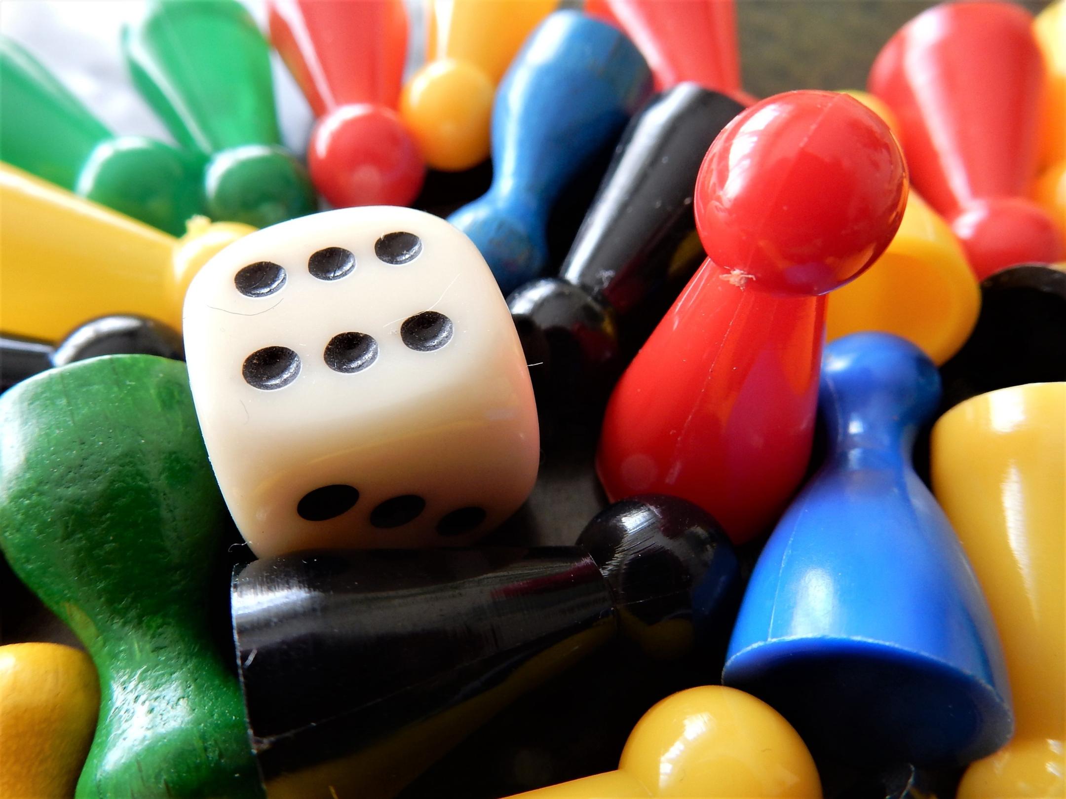 In Form eines Würfels werden Fragen aufgegriffen, die zum Nachdenken anregen sollen.