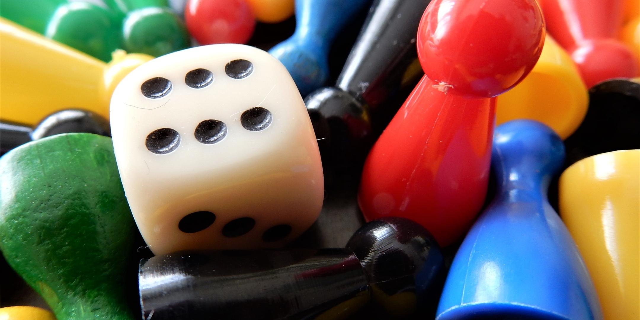 In Form eines Würfels werden Fragen aufgegriffen, die zum Nachdenken anregen sollen.