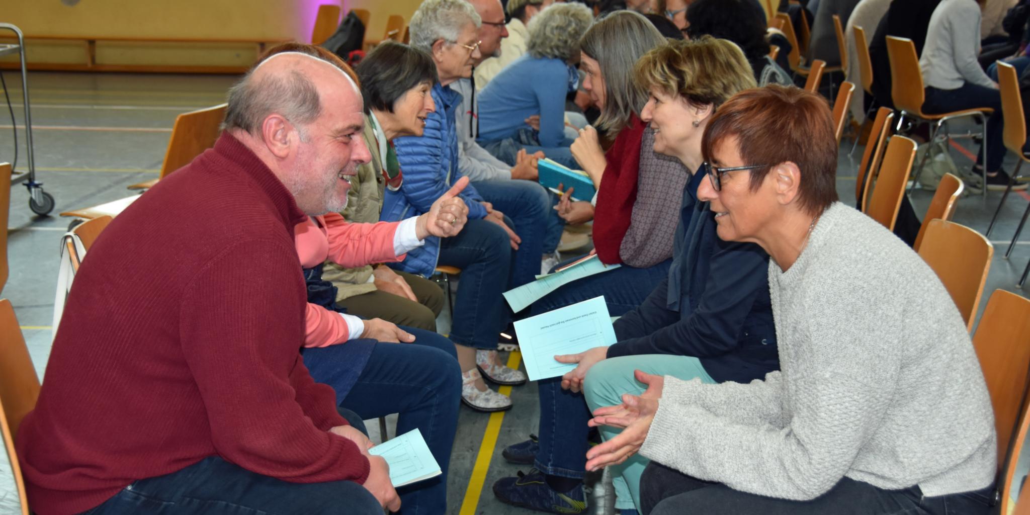Beim Speed-Dating kamen Menschen miteinander ins Gespräch.