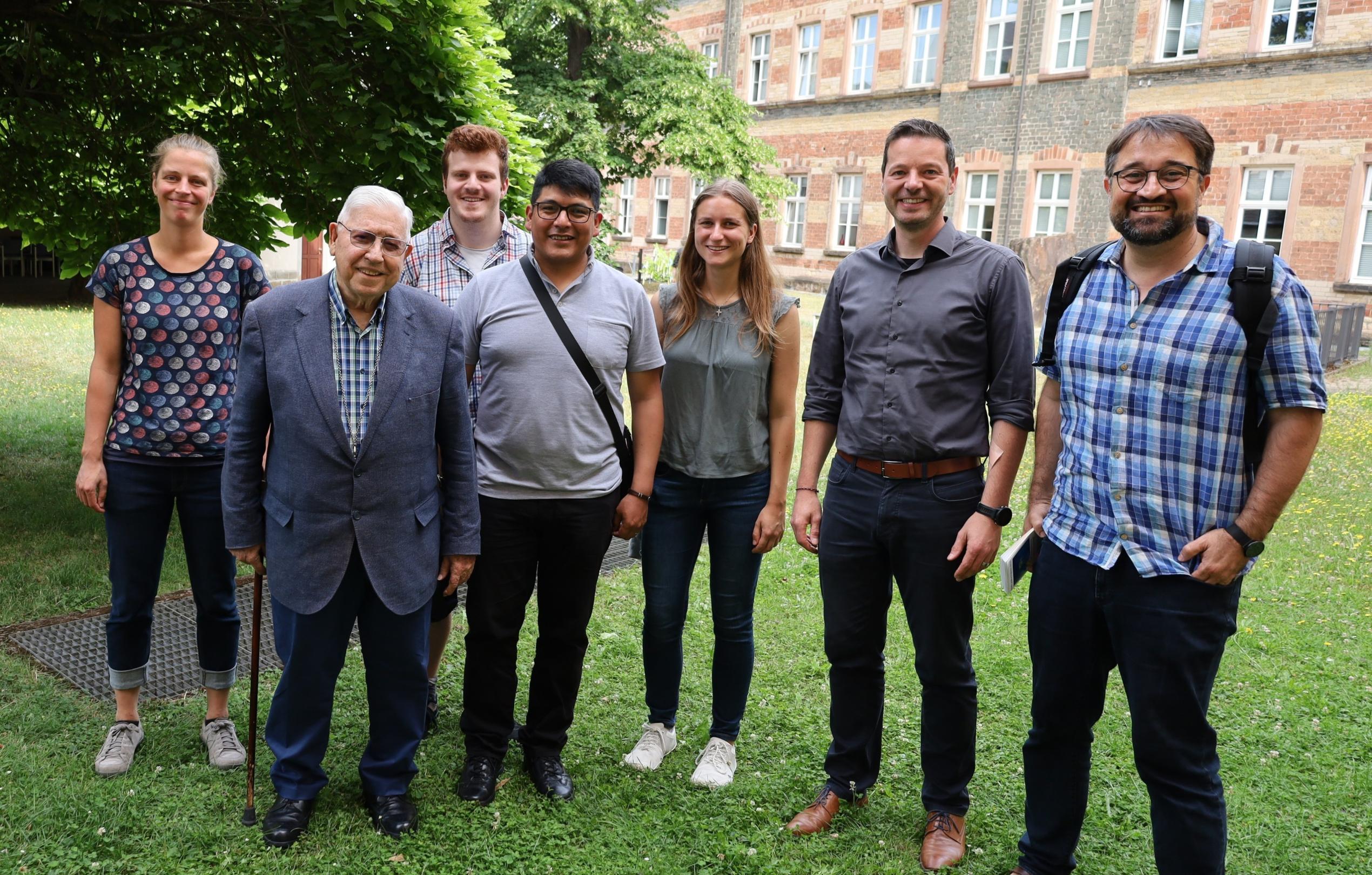 Gruppenfoto: Katharina Nilles, Erzbischof von Sucre (Bolivien), Jesús Juárez SDB, Aaron Wannrich, Pater Johnny Jimenez, Tina Nottinger, Dr. Thorsten Hoffmann und Dr. Michael Meyer (vlnr.)