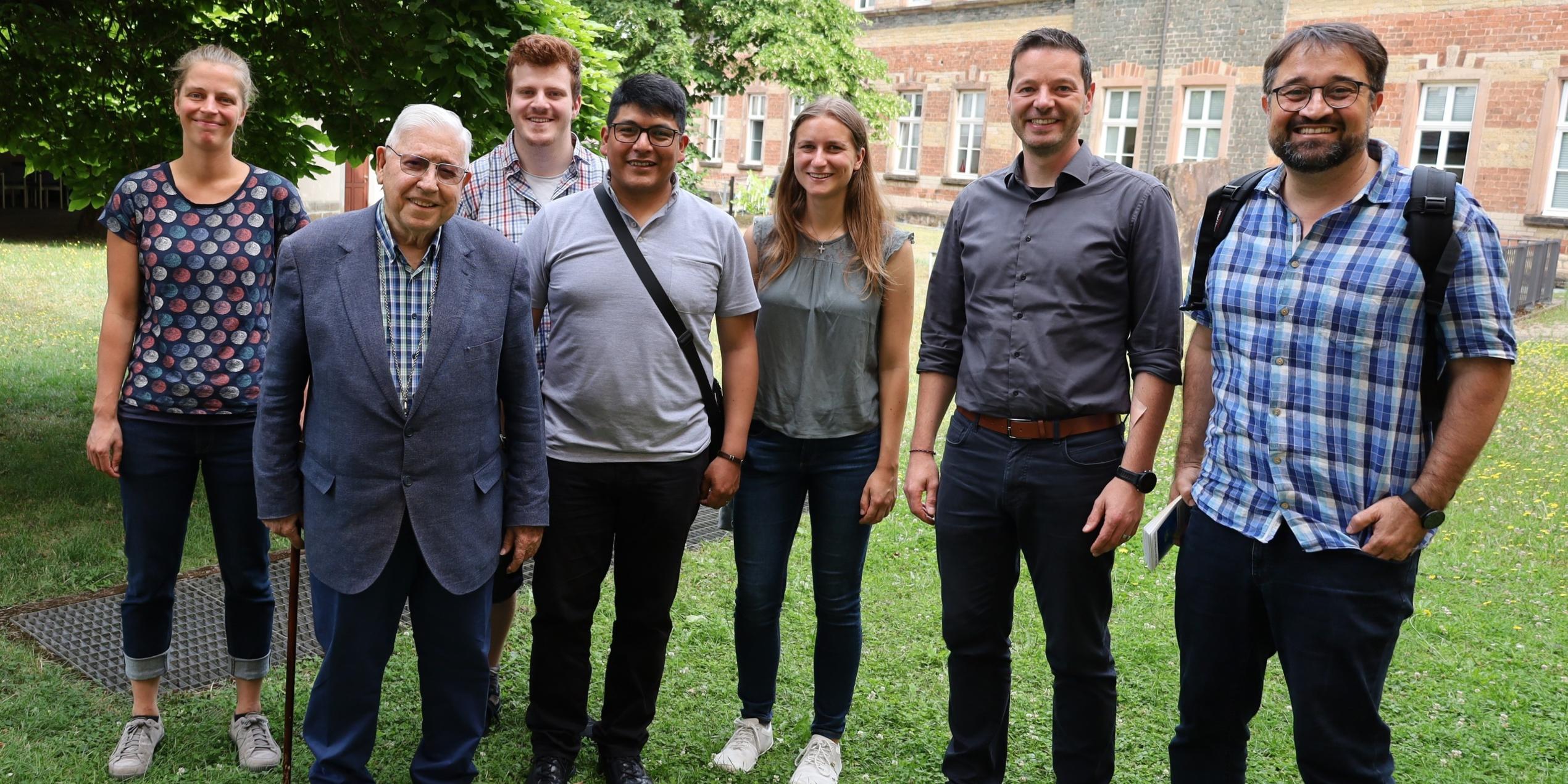 Gruppenfoto: Katharina Nilles, Erzbischof von Sucre (Bolivien), Jesús Juárez SDB, Aaron Wannrich, Pater Johnny Jimenez, Tina Nottinger, Dr. Thorsten Hoffmann und Dr. Michael Meyer (vlnr.)