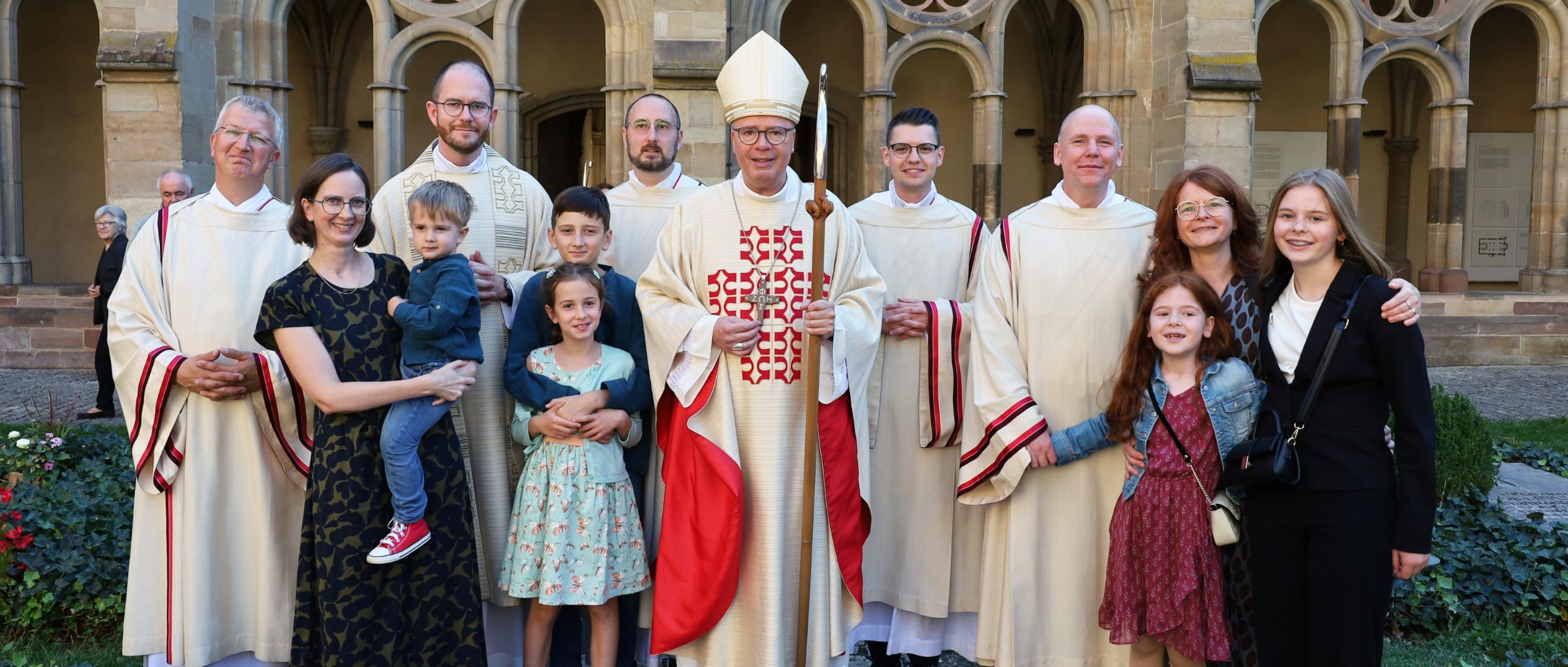 Die Diakone mit Bischof und Familien
