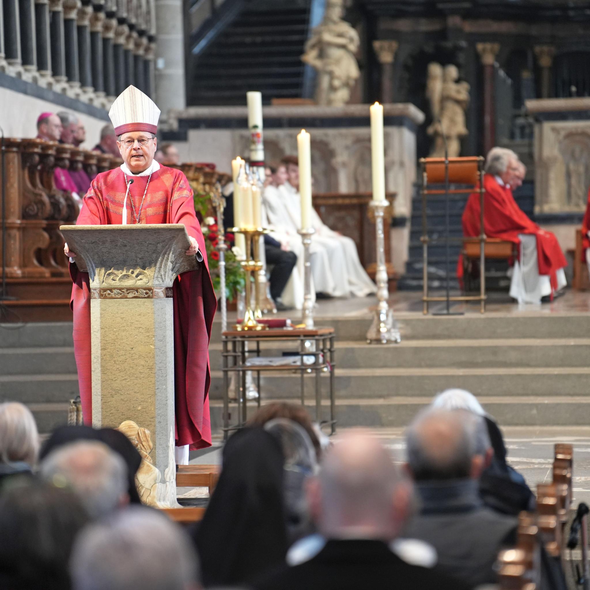 Bischof Dr. Georg Bätzing beim Pontifikalamt im Dom