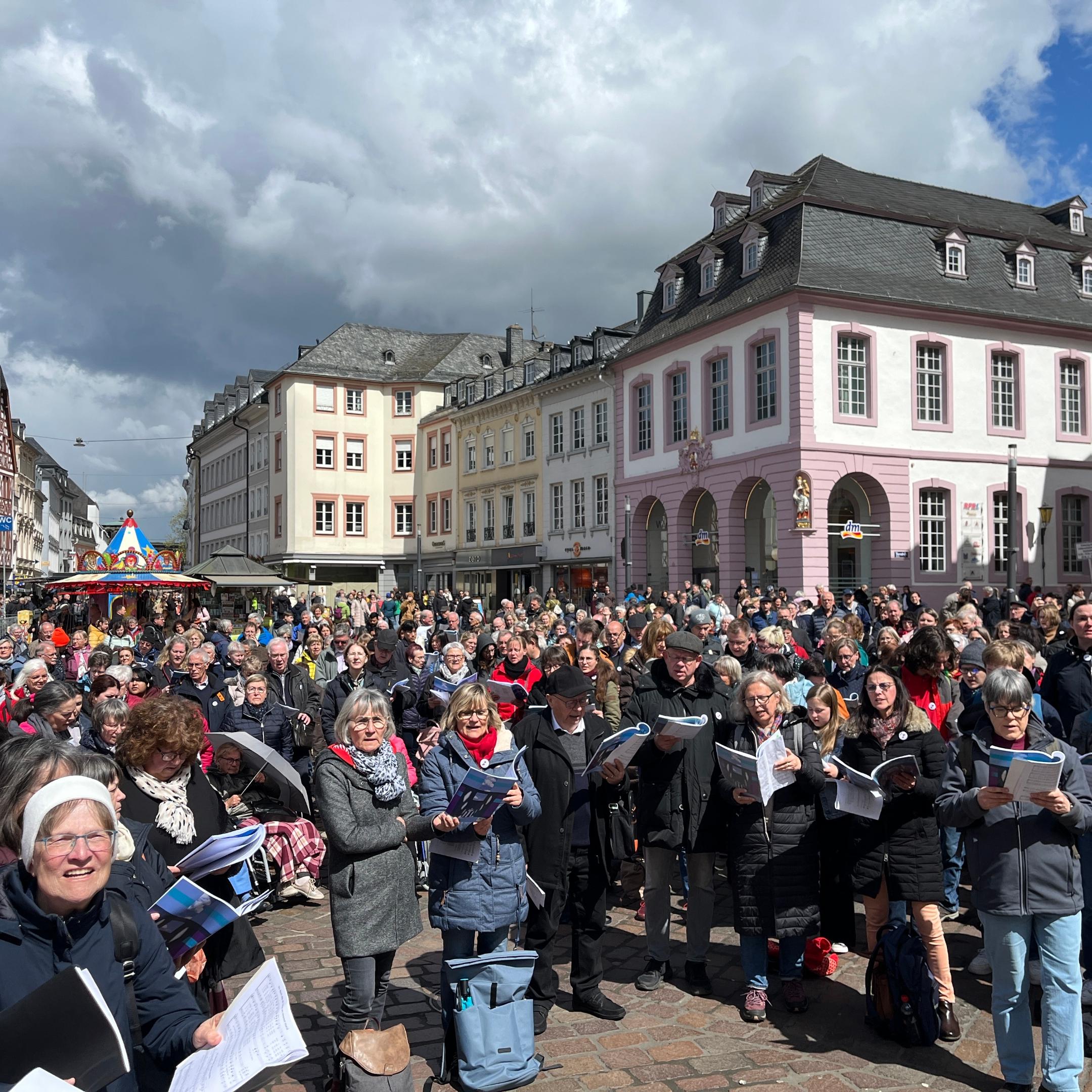 Offenes Singen am Hauptmarkt mit den Chören des Kirchenmusiktags