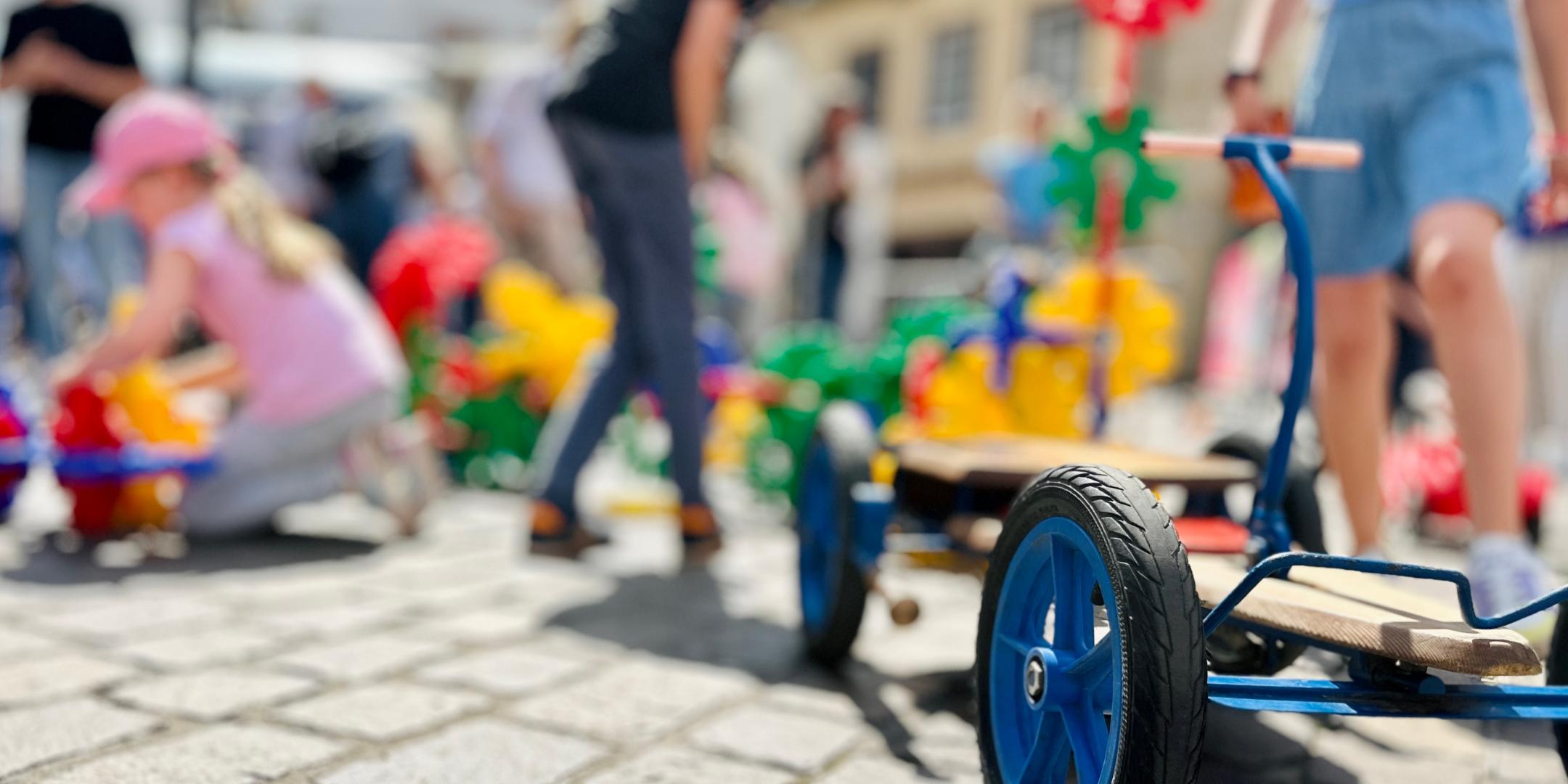 Auf dem Boden stehen viele Spielsachen für Kinder