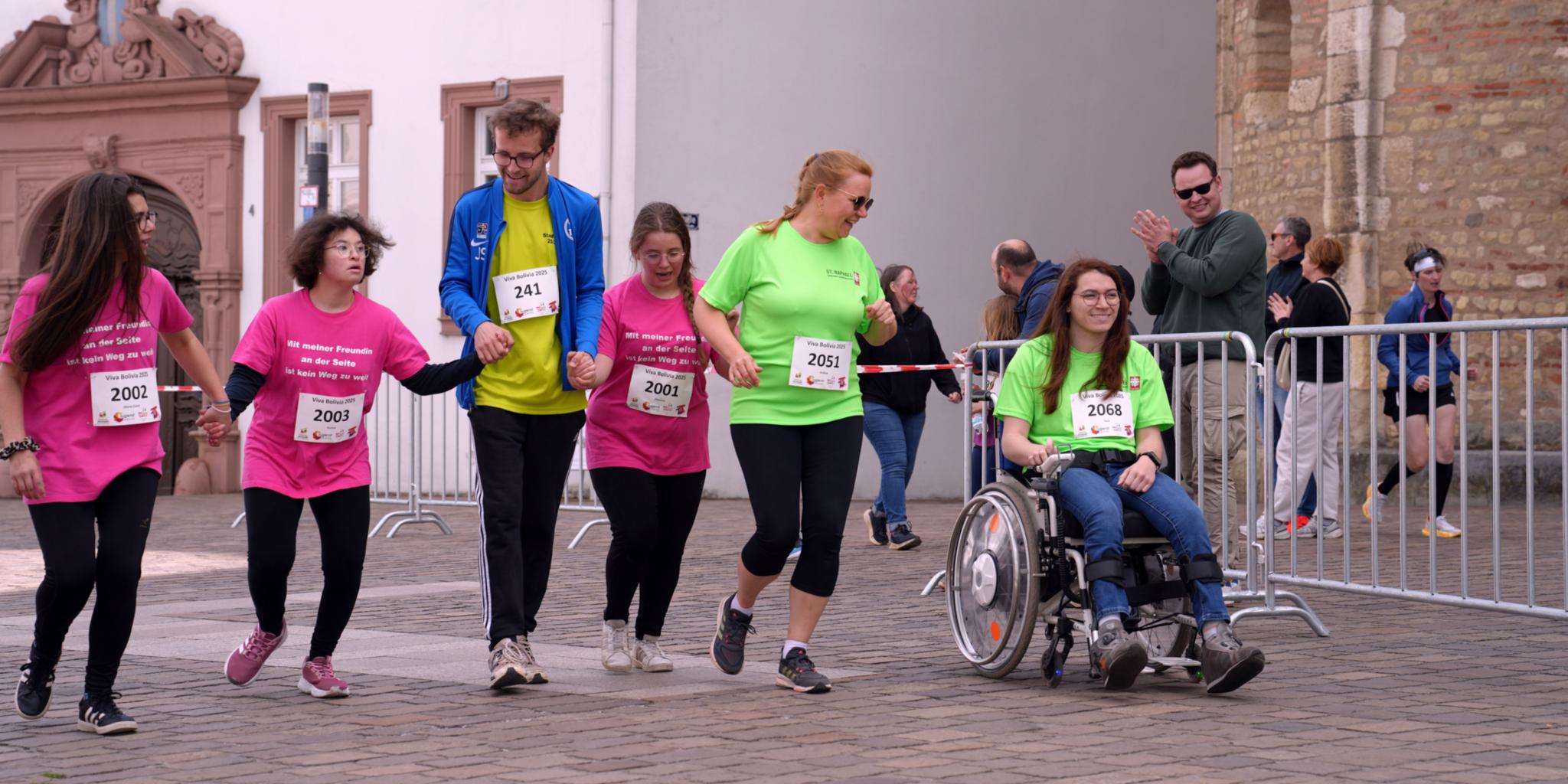 Eine Gruppe von Menschen mit und ohne Beeinträchtigung während des Laufs