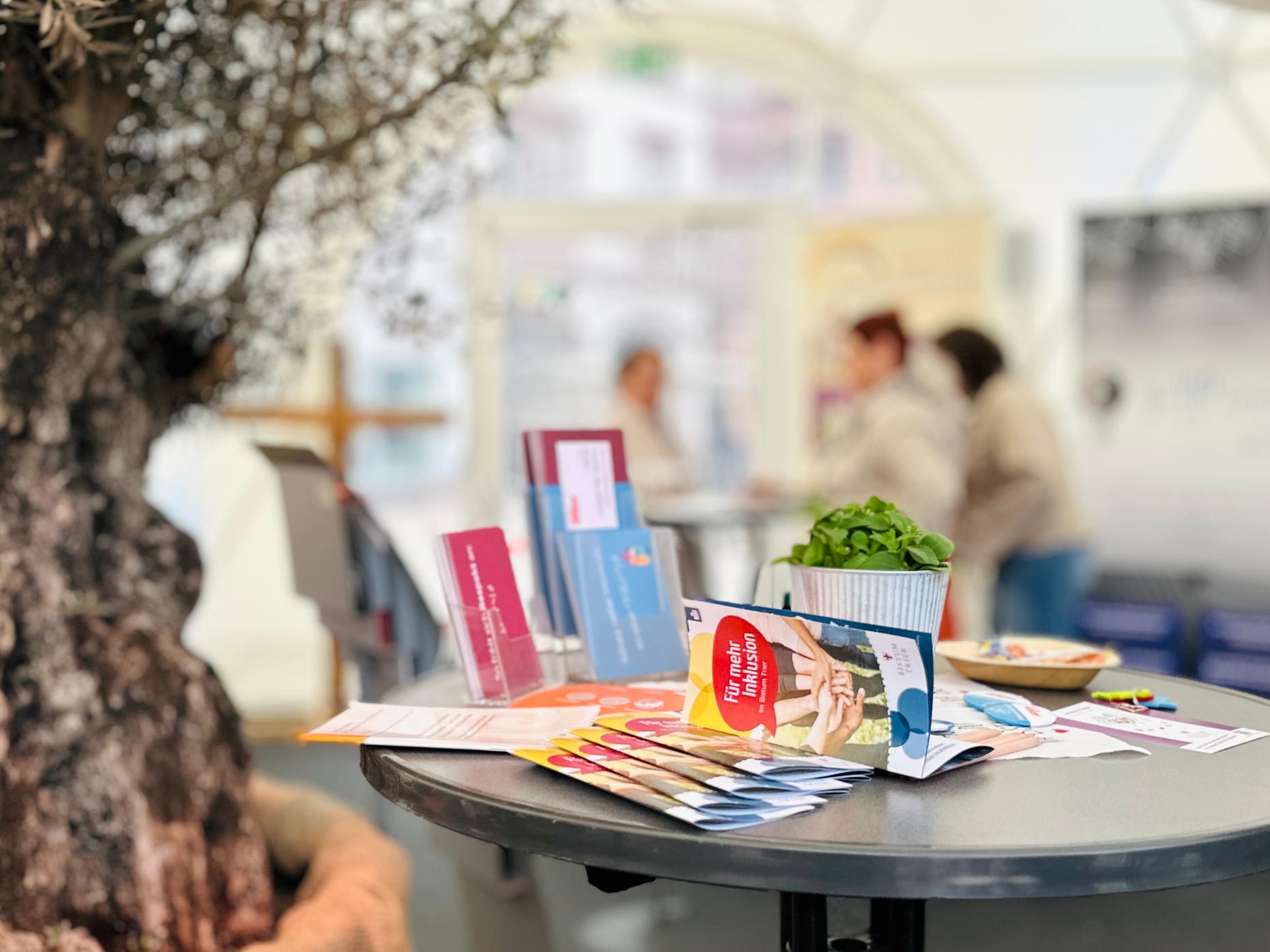 Der Aktionsstand 'Inklusion erleben' befindet sich in diesem Jahr vor dem Dom