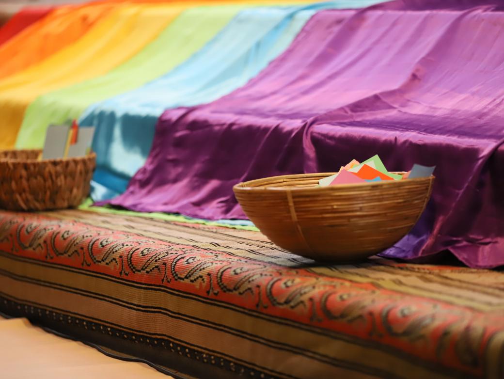 Bunte Fahnen sind über die Treppen gelegt, davor stehen Körbe, gefüllt mit Zetteln