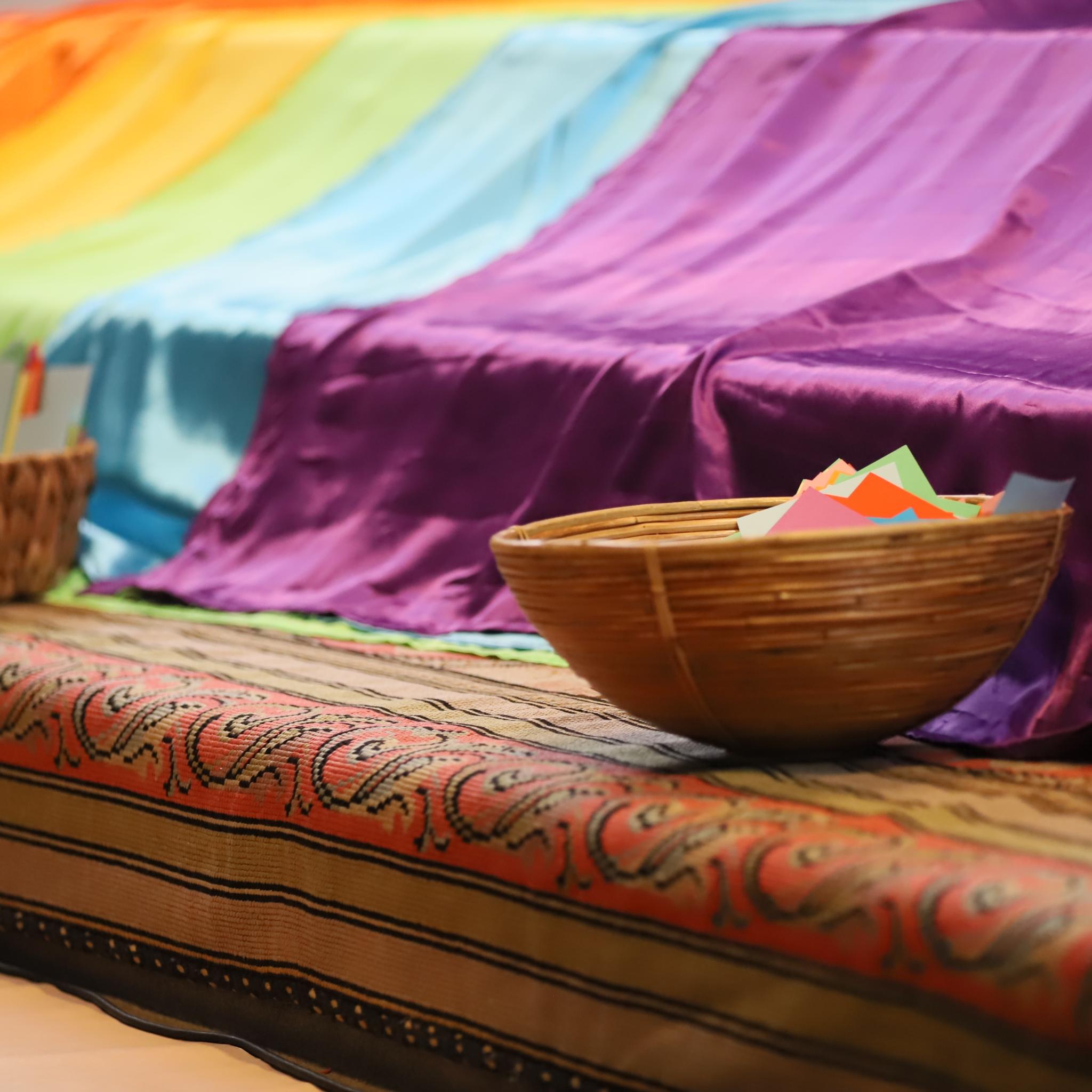 Bunte Fahnen sind über die Treppen gelegt, davor stehen Körbe, gefüllt mit Zetteln