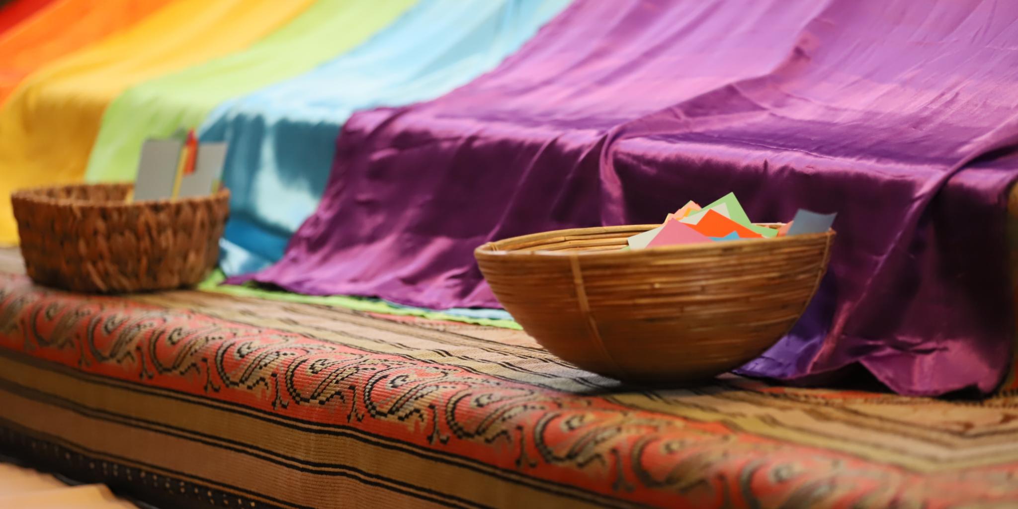 Bunte Fahnen sind über die Treppen gelegt, davor stehen Körbe, gefüllt mit Zetteln