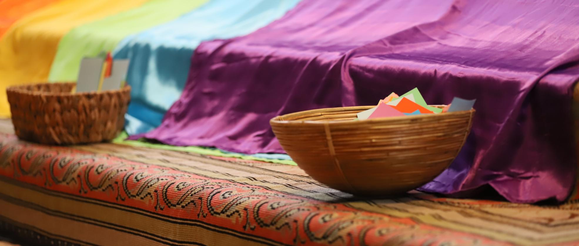 Bunte Fahnen sind über die Treppen gelegt, davor stehen Körbe, gefüllt mit Zetteln