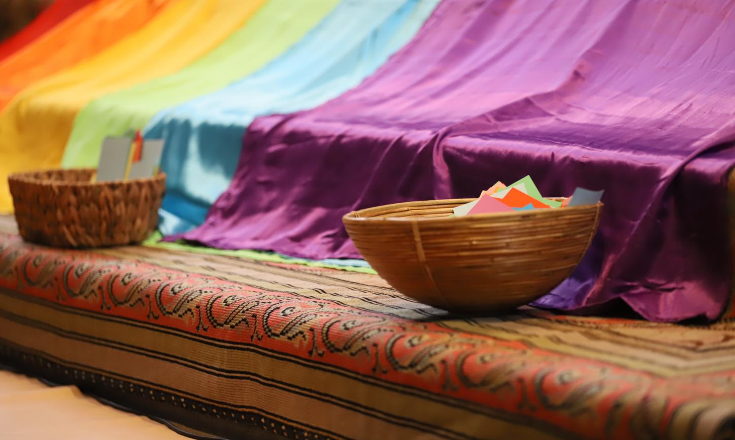 Bunte Fahnen sind über die Treppen gelegt, davor stehen Körbe, gefüllt mit Zetteln