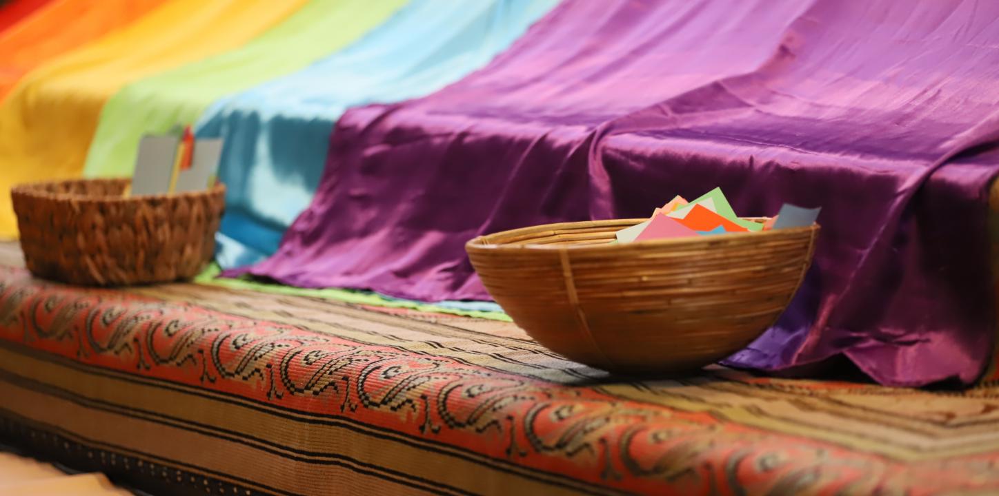 Bunte Fahnen sind über die Treppen gelegt, davor stehen Körbe, gefüllt mit Zetteln