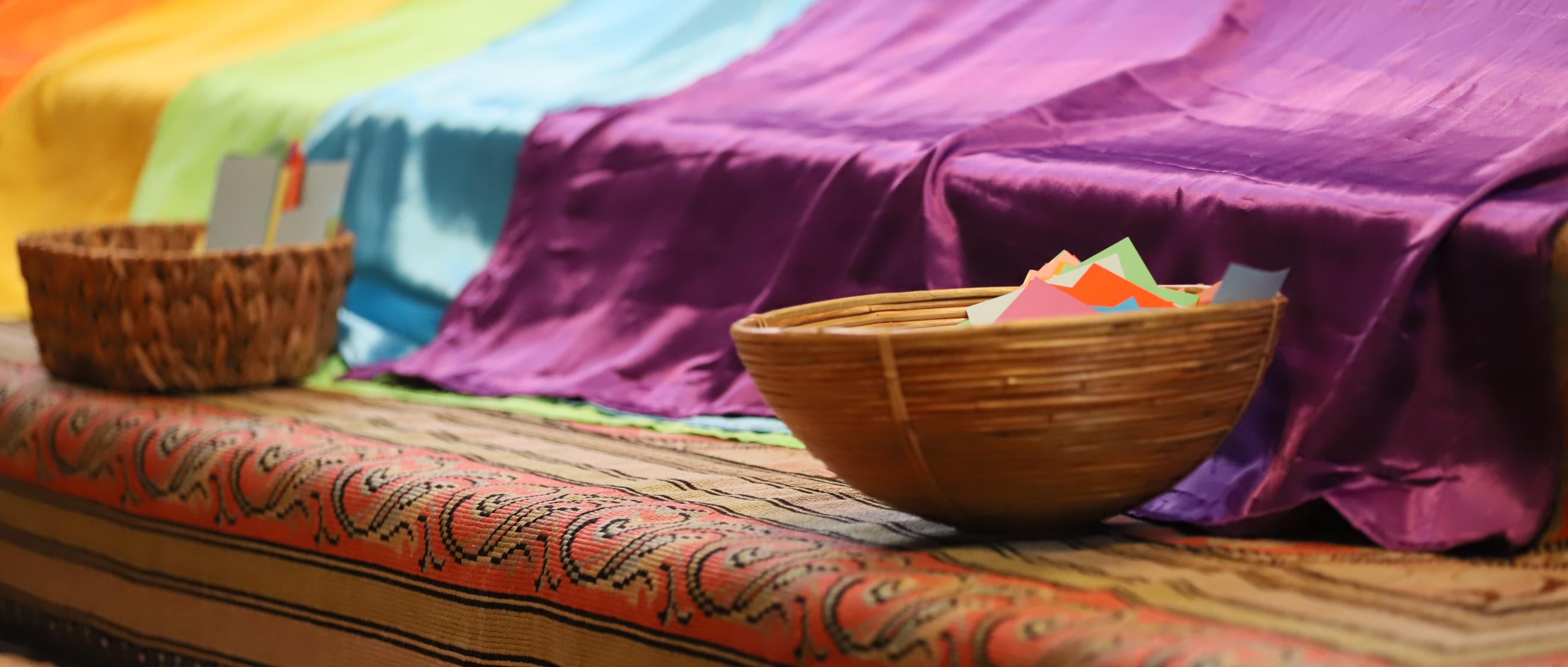 Bunte Fahnen sind über die Treppen gelegt, davor stehen Körbe, gefüllt mit Zetteln