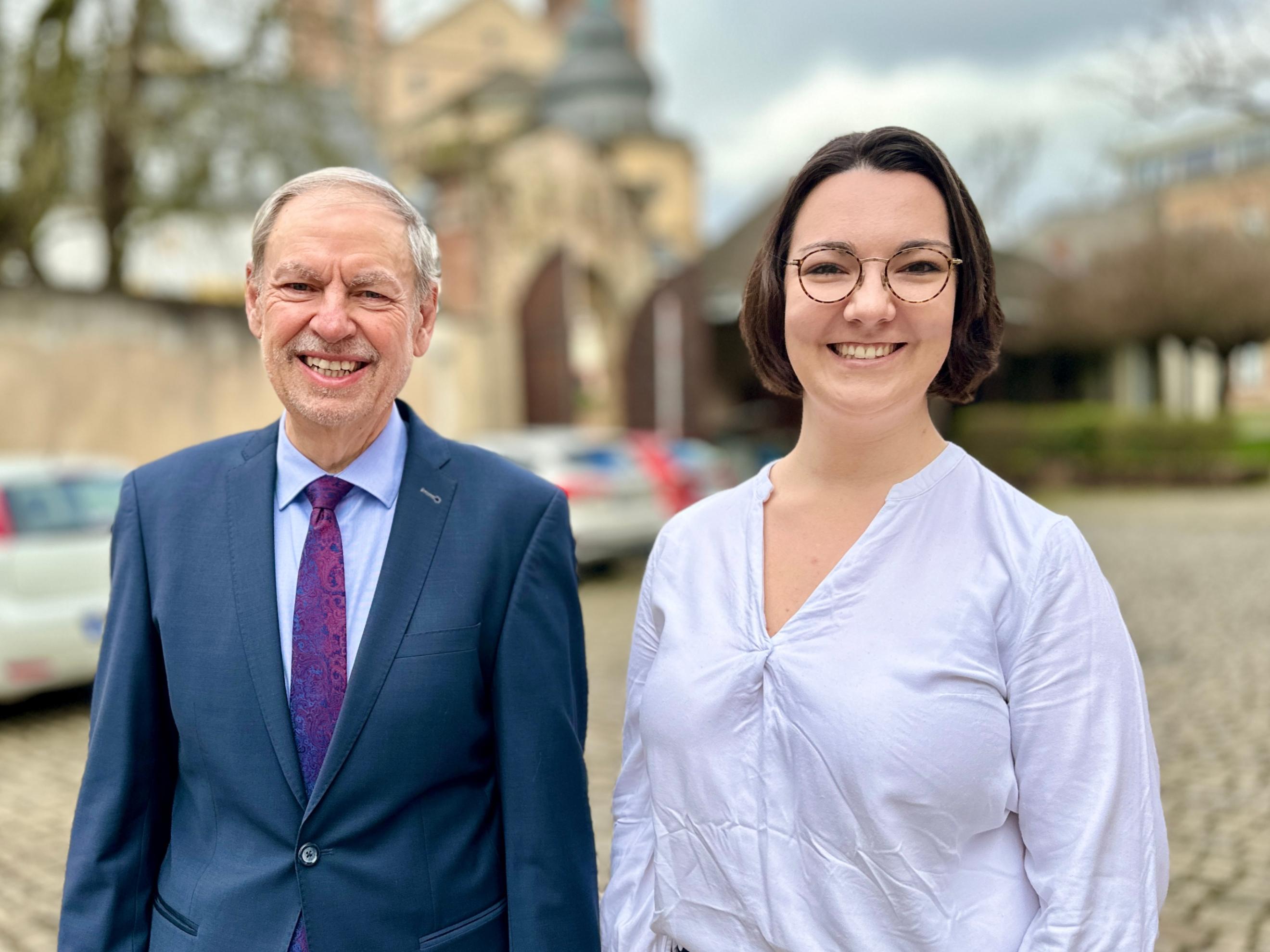 Ein Mann und eine Frau lächeln in die Kamera