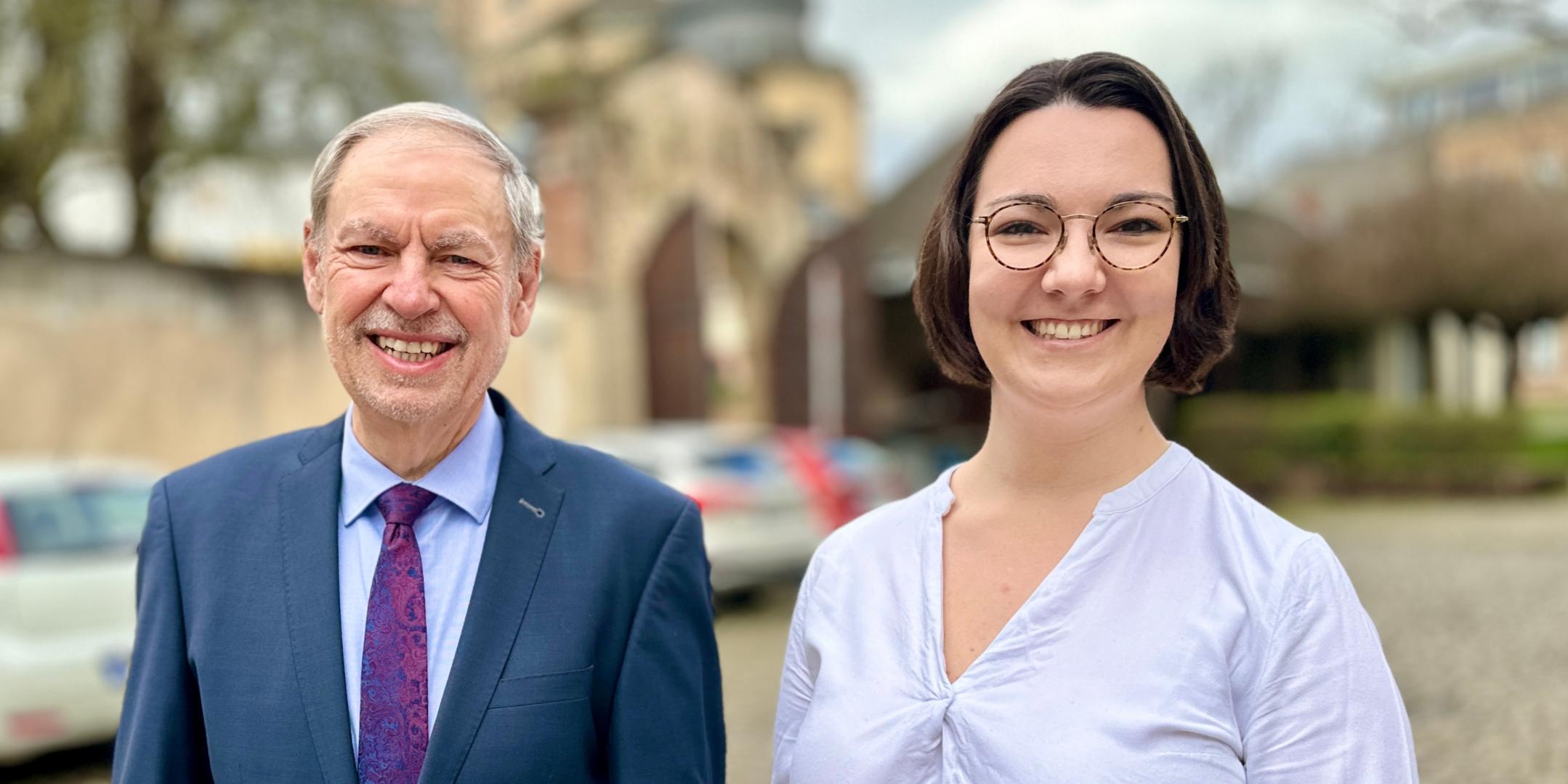 Ein Mann und eine Frau lächeln in die Kamera