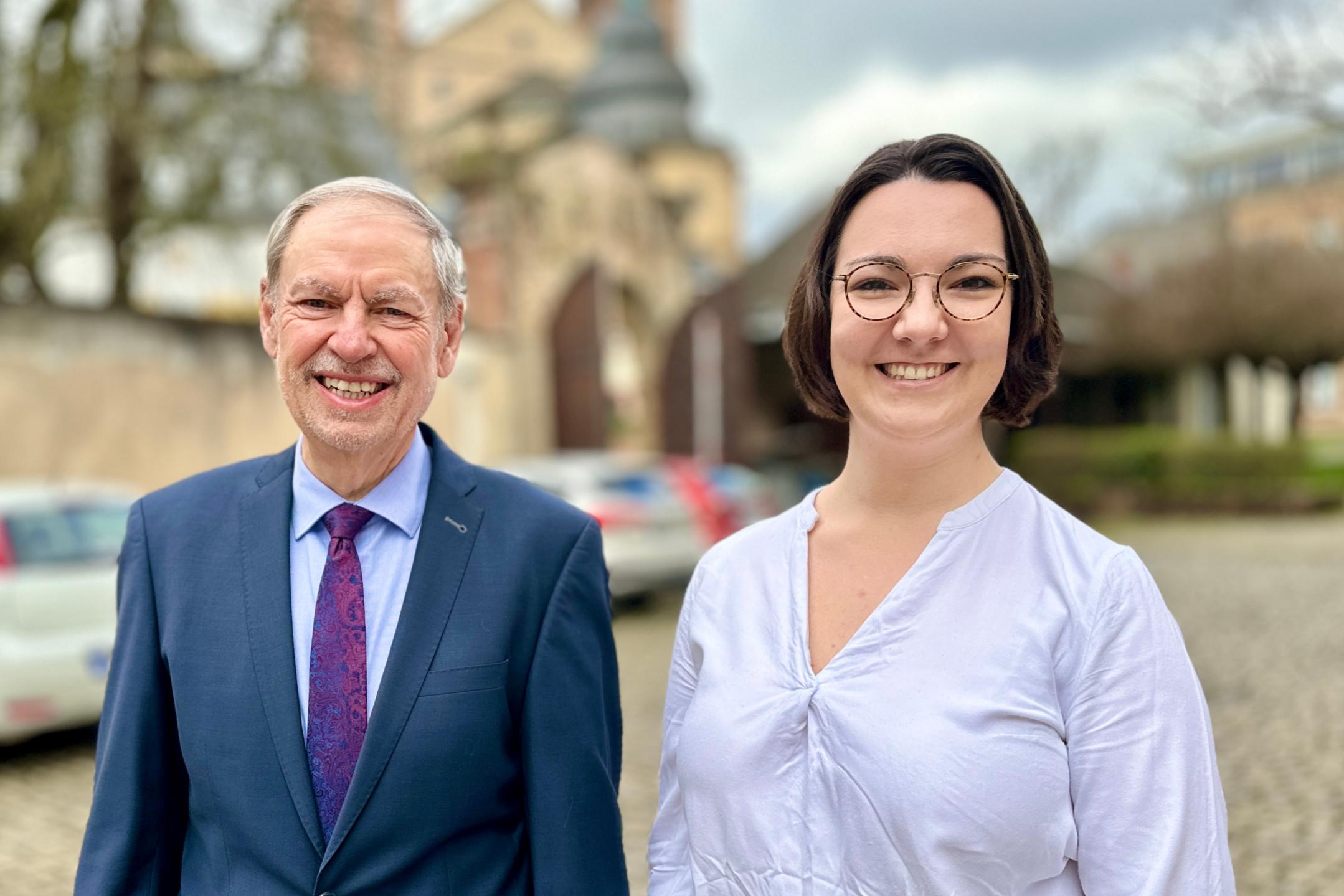 Ein Mann und eine Frau lächeln in die Kamera