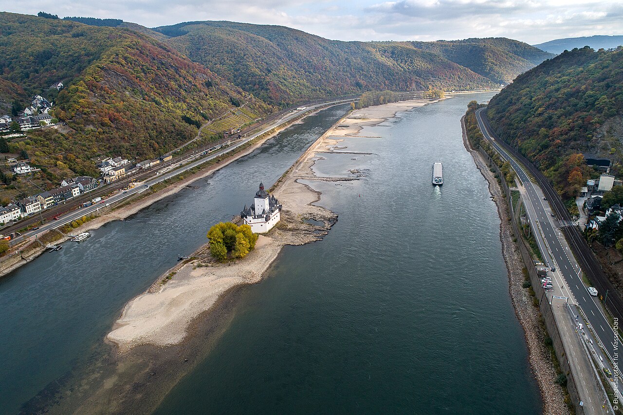 Blick von Oben auf den Rhein - in der Mitte sowie an den Ufern sind Sandbänke zu erkennen.