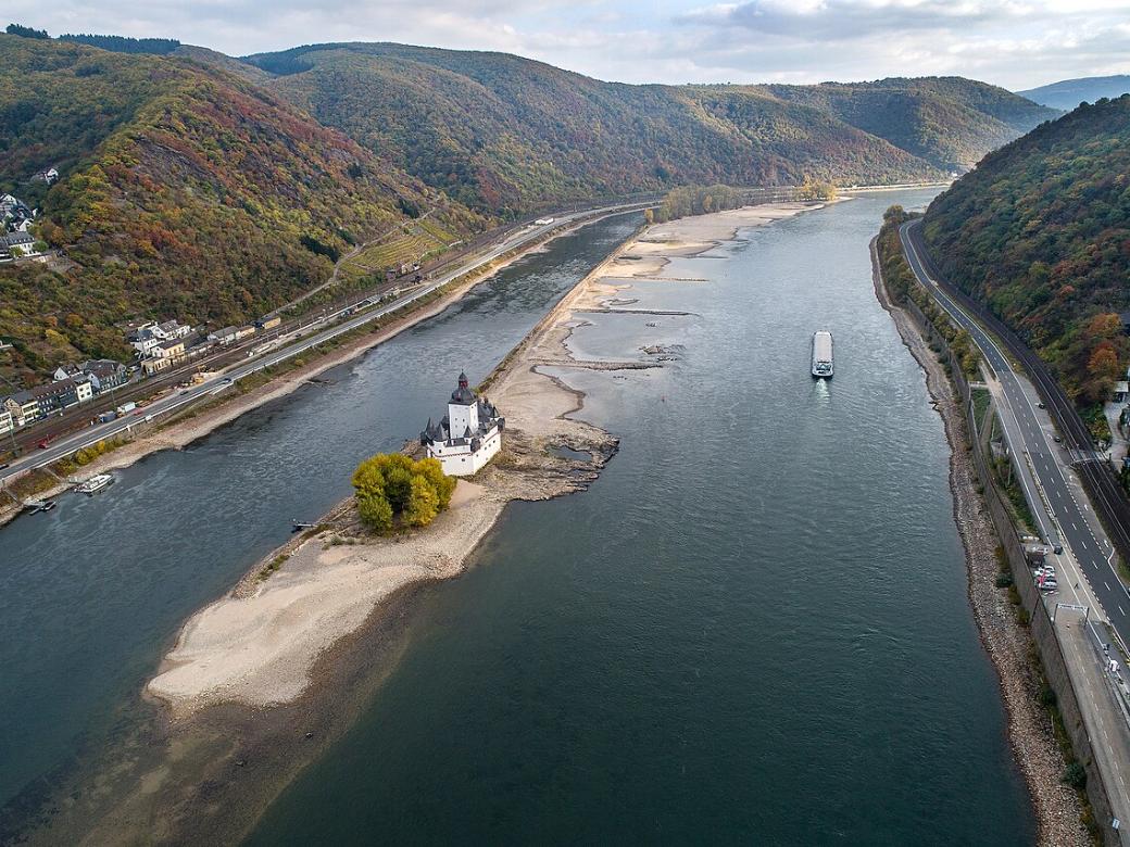 Blick von Oben auf den Rhein - in der Mitte sowie an den Ufern sind Sandbänke zu erkennen.