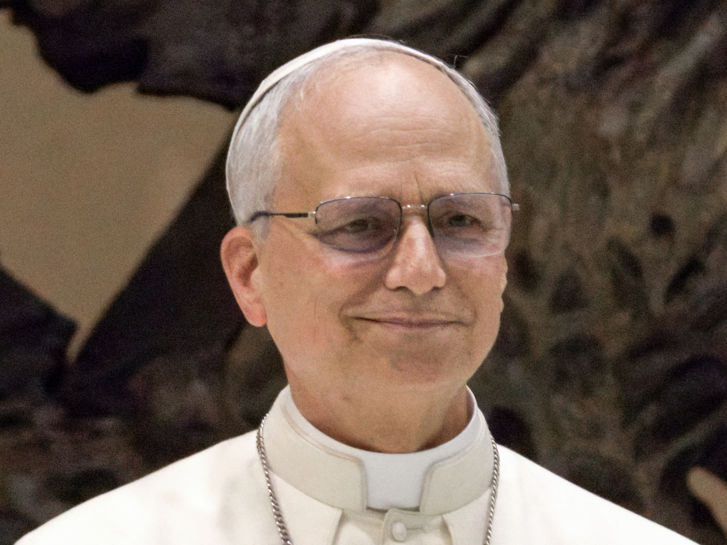 Papst Leo XIV. in weißer Soutane und Scheitelkappe mit Brustkreuz