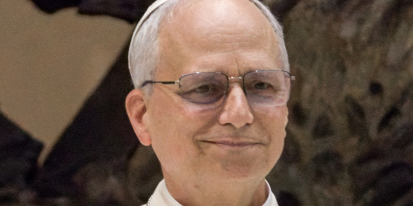 Papst Leo XIV. in weißer Soutane und Scheitelkappe mit Brustkreuz