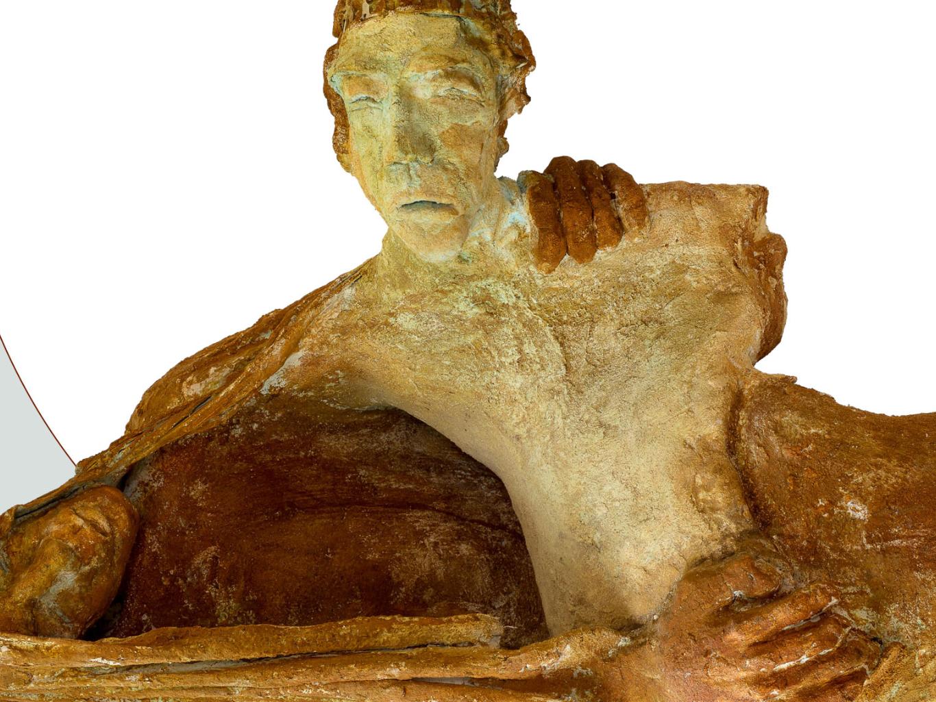 Beige/braune Stein-Figuren vor weißem Hintergrund