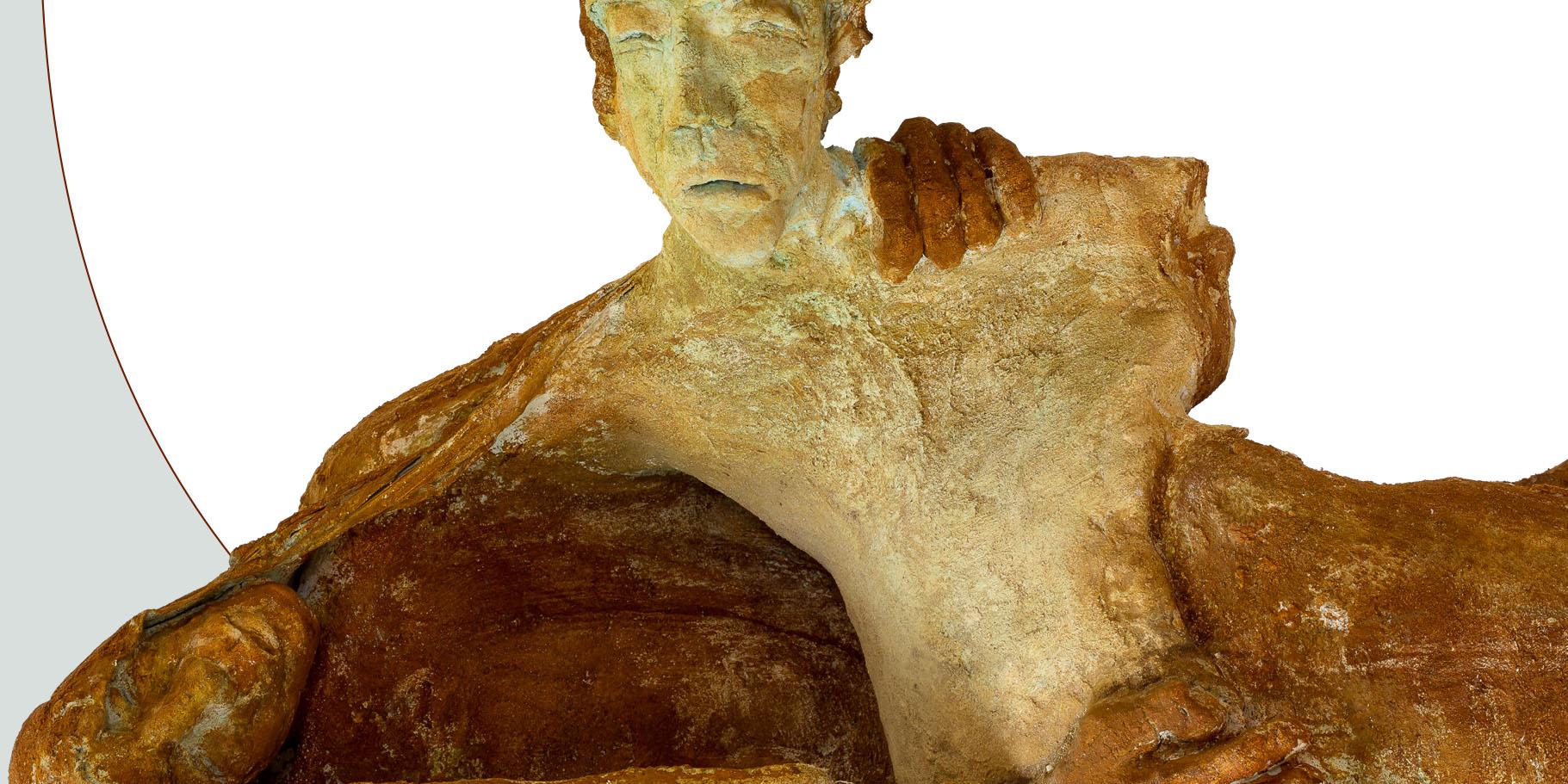 Beige/braune Stein-Figuren vor weißem Hintergrund