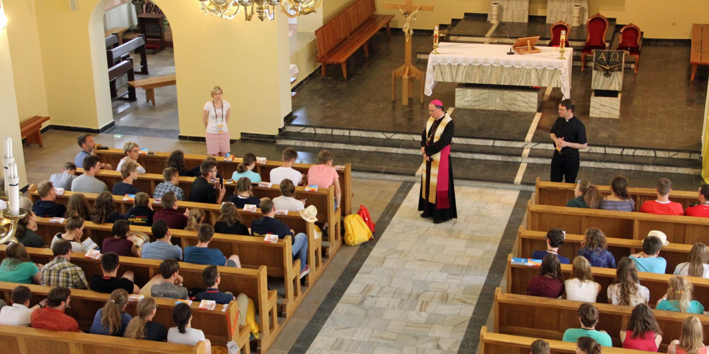 Bischof Ackermann bei der Katechese in der Kirche, Ansicht von oben