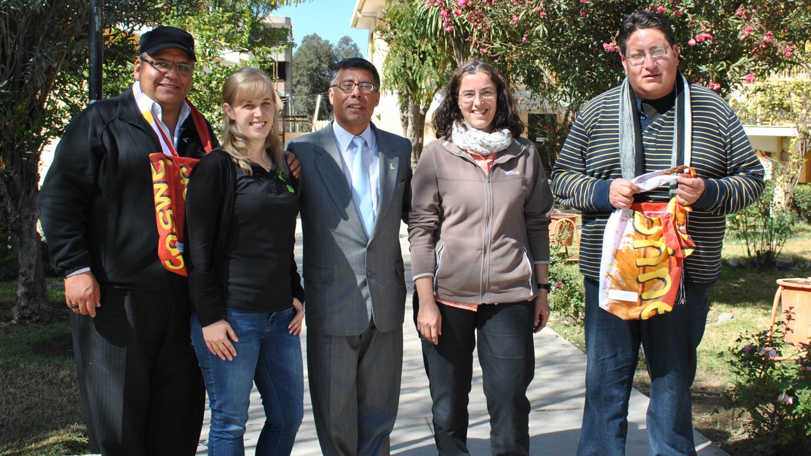 Gruppenfoto mit Monsignore Percy Galvan, Susanne Kiefer, Roberto Uriarte, Evelyn Zimmer und Pater Javier Uria