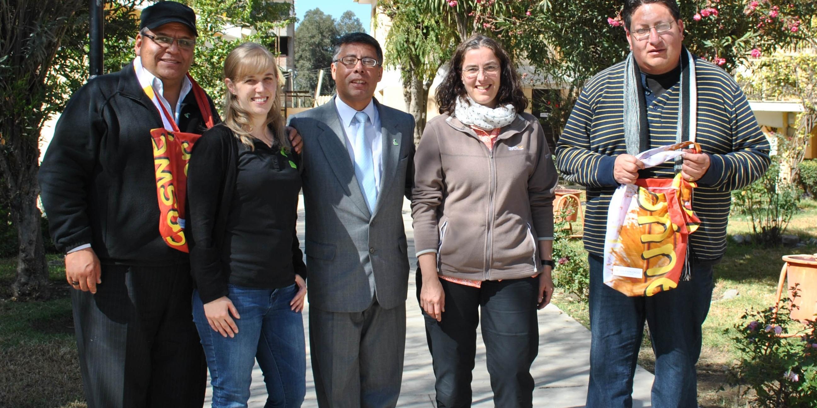 Gruppenfoto mit Monsignore Percy Galvan, Susanne Kiefer, Roberto Uriarte, Evelyn Zimmer und Pater Javier Uria