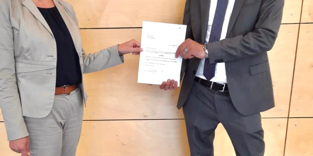 Dr. Kerstin Schmitz-Stuhlträger mit Patric Busch und Ernennungsurkunde des Generalvikars