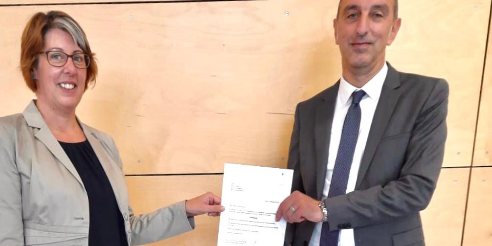 Dr. Kerstin Schmitz-Stuhlträger mit Patric Busch und Ernennungsurkunde des Generalvikars