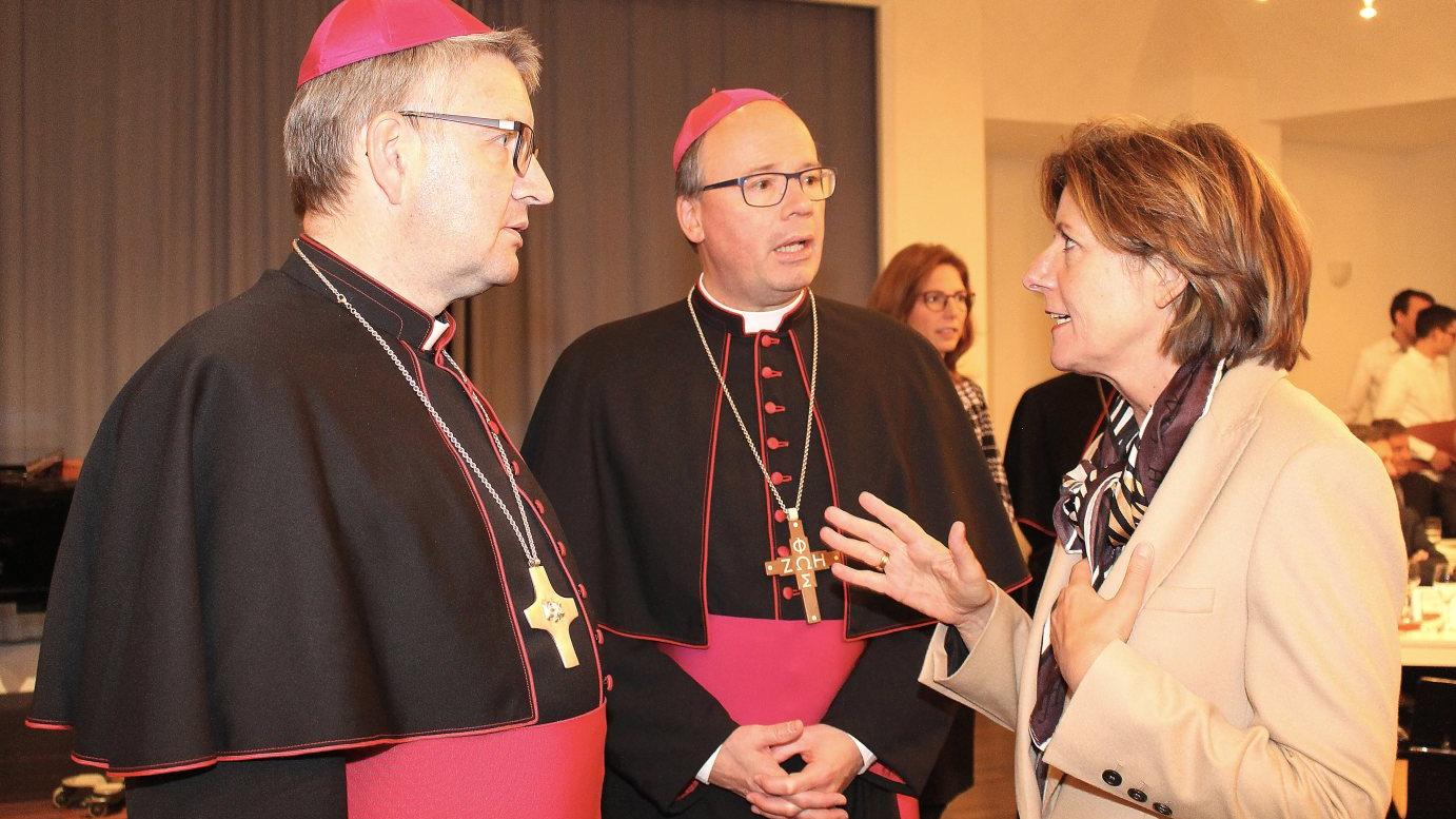 Bischof Dr. Stephan Ackermann im Gespräch mit Ministerpräsidentin Malu Dreyer beim Martinsempfang.