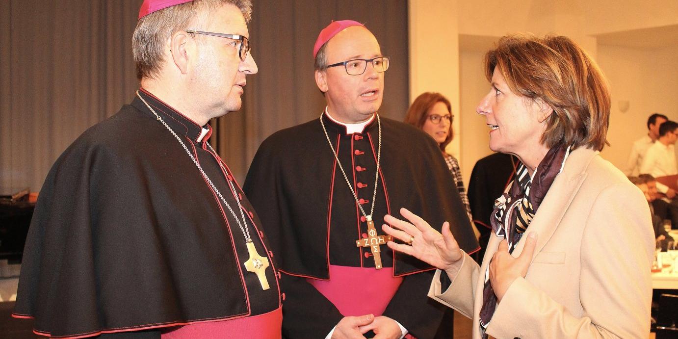 Bischof Dr. Stephan Ackermann im Gespräch mit Ministerpräsidentin Malu Dreyer beim Martinsempfang.