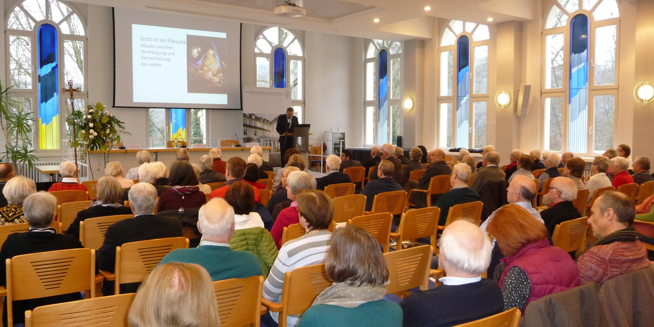 Menschen am Akademietag in Raum