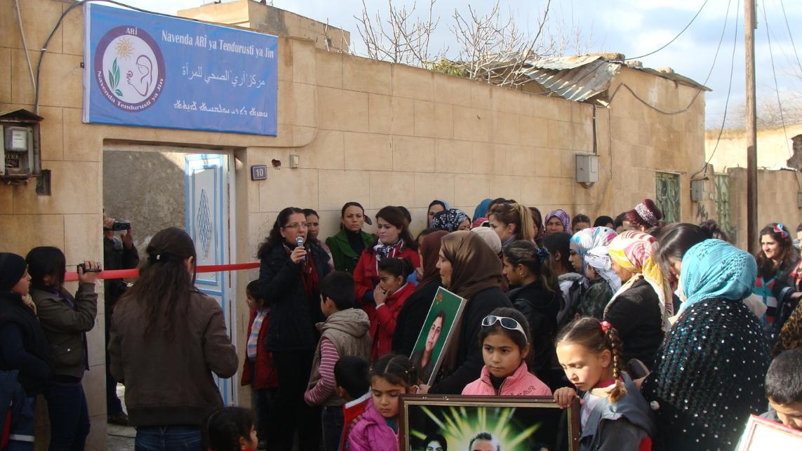 Ansammlung von Frauen vor Frauengesundheitszentrum in Syrien
