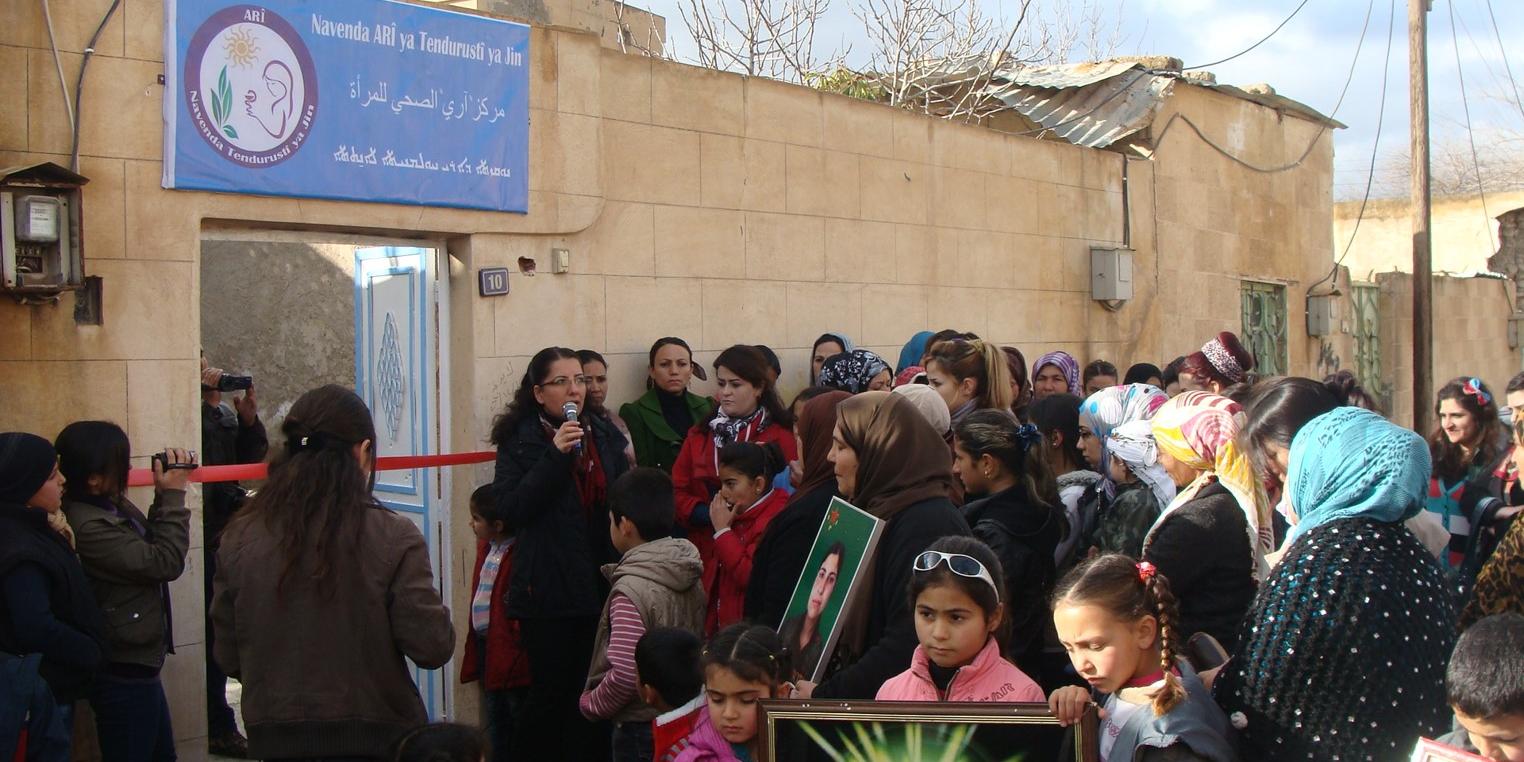 Ansammlung von Frauen vor Frauengesundheitszentrum in Syrien