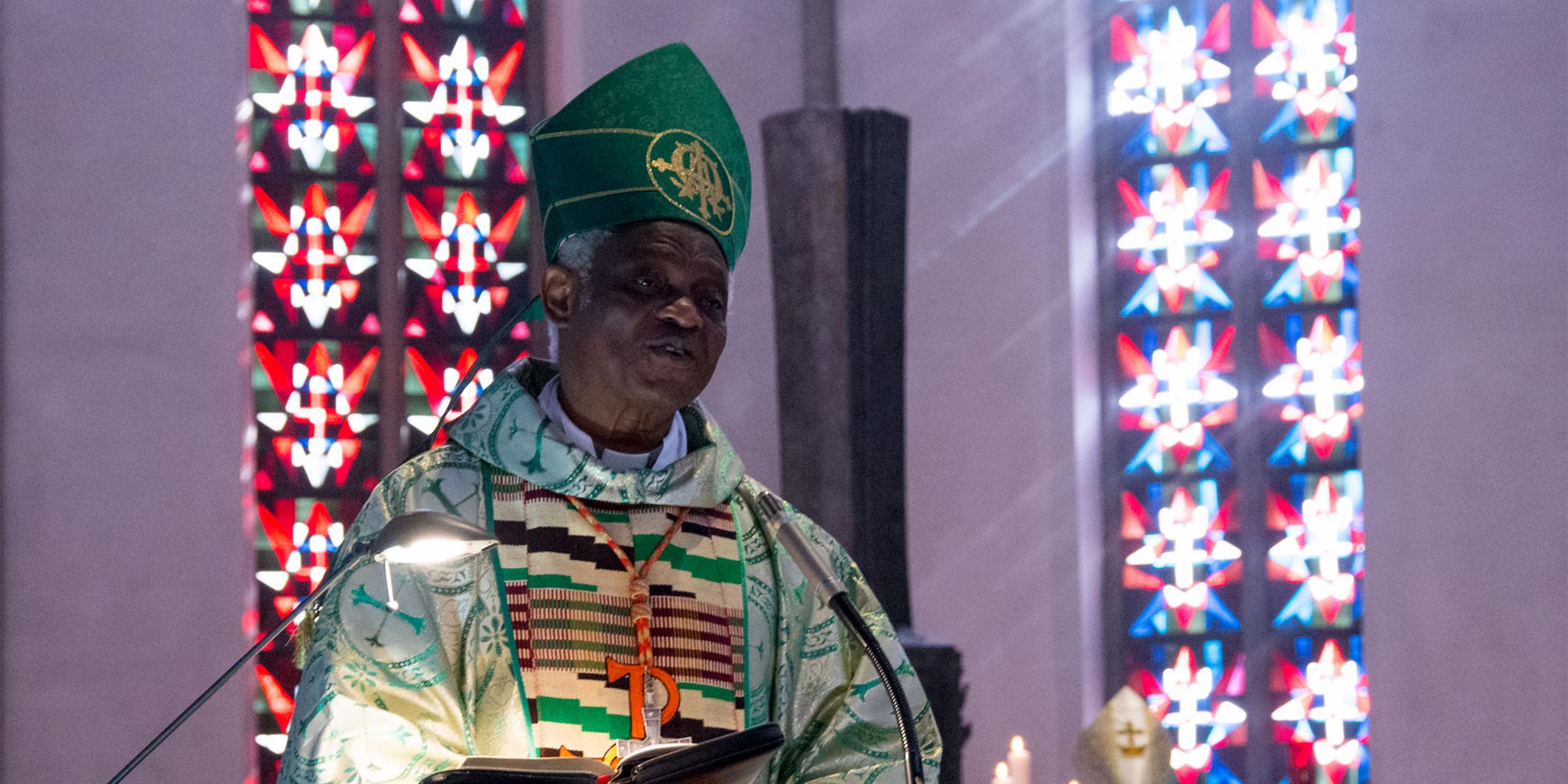 Kardinal Turkson in kirchlichem Gebäude