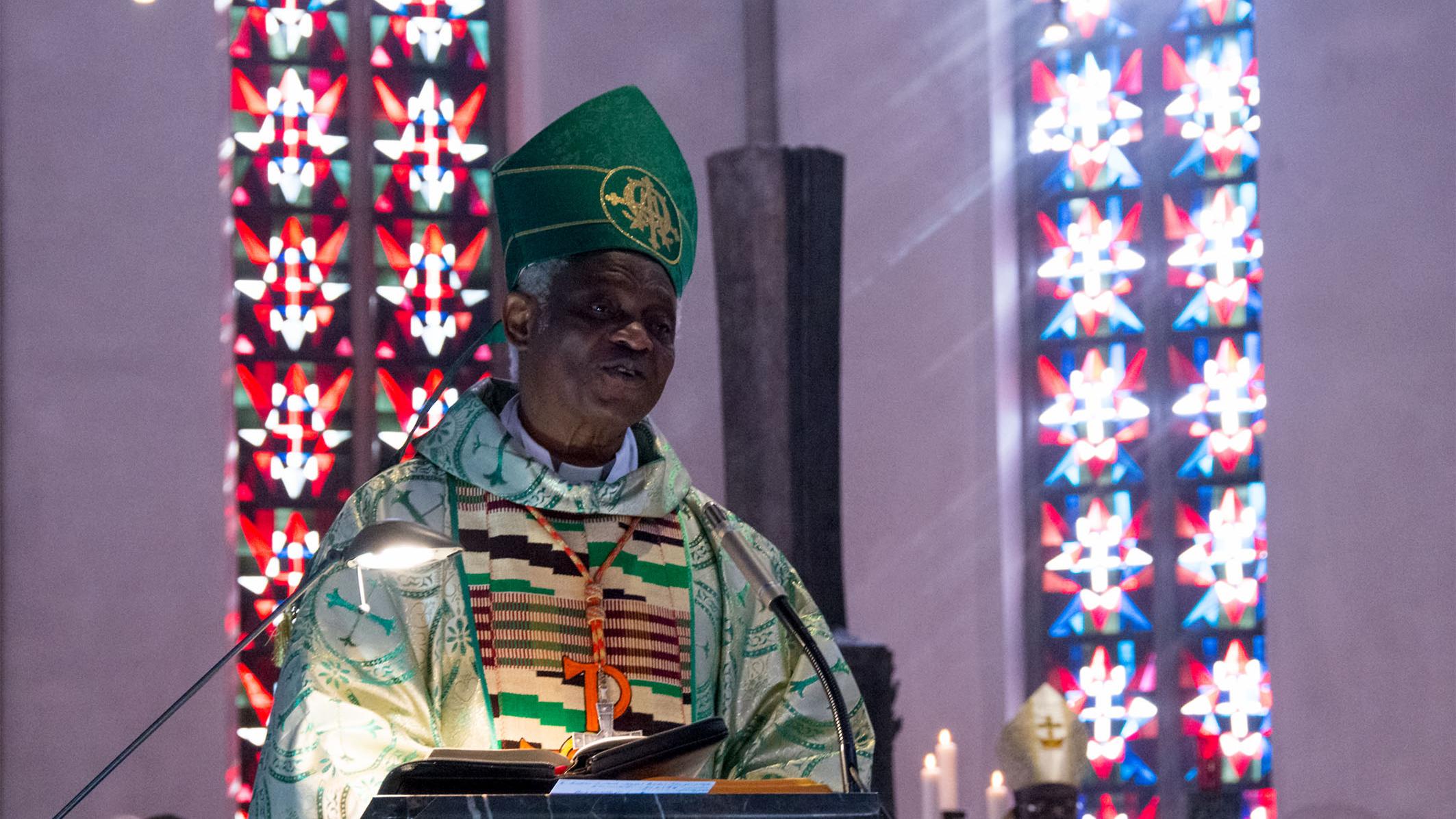 Kardinal Turkson in kirchlichem Gebäude