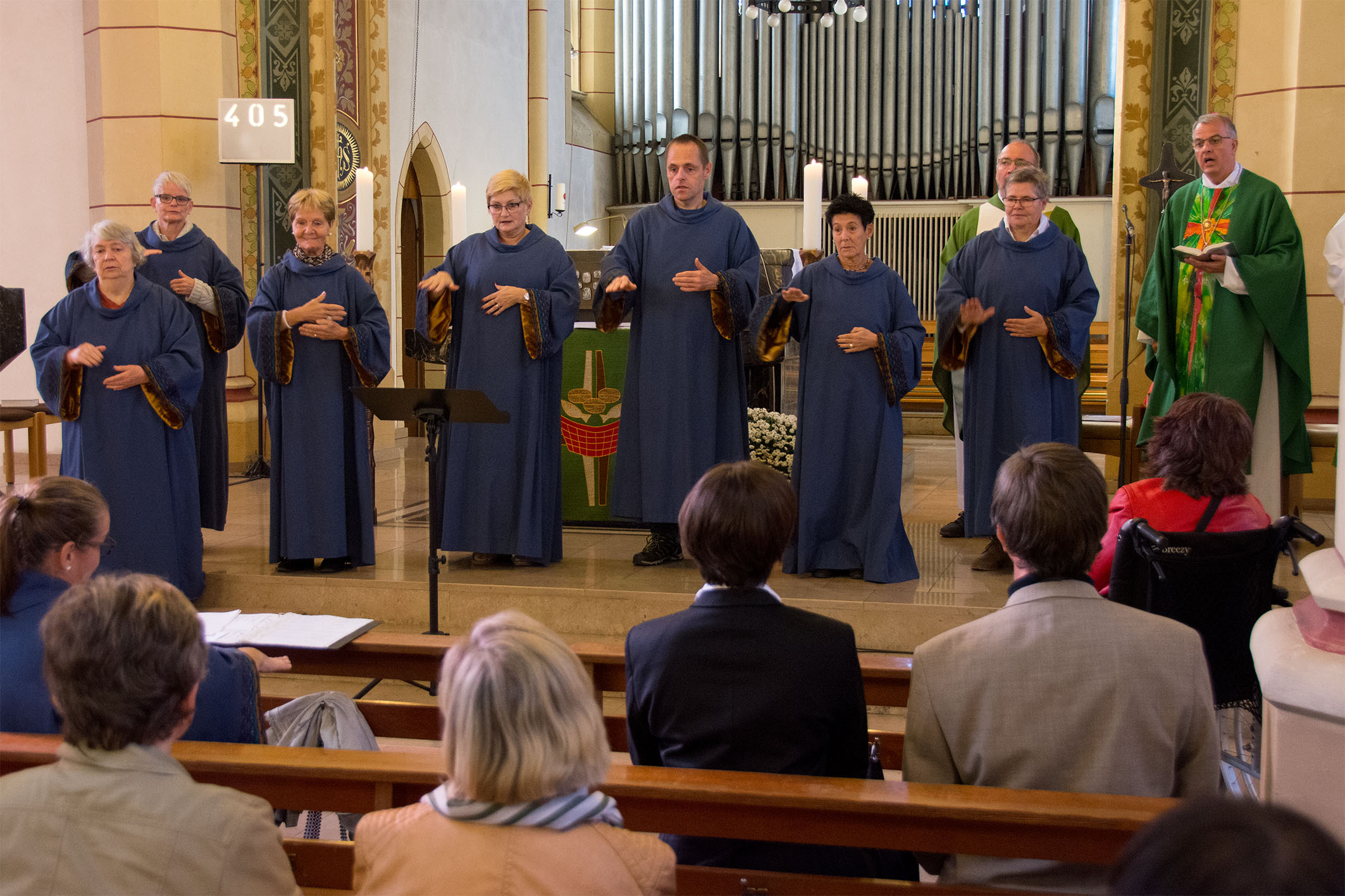 Gehörlosenchor in dunkleblau/goldenen Gewändern
