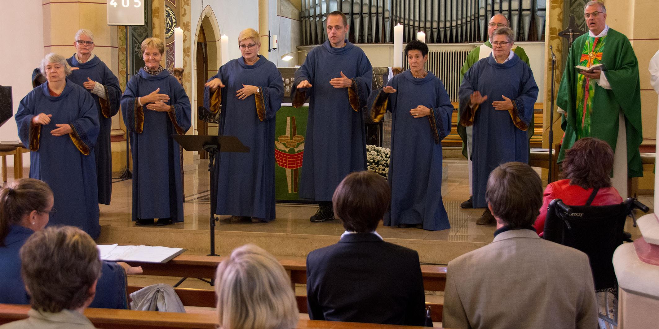 Gehörlosenchor in dunkleblau/goldenen Gewändern