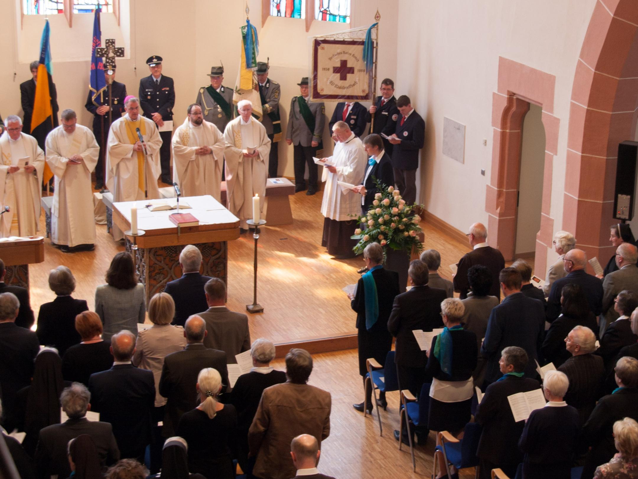 Menschen zum Pontifikalamt in Antoniuskirche